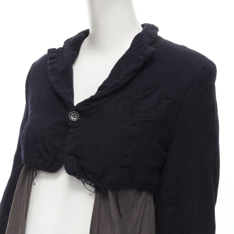 vintage Runway COMME DES GARCONS 1994 nero in lana striminzita grigio spolverino M. I.
Riferimento: CRTI/A00598
Marchio: Comme Des Garcons
Designer: Rei Kawakubo
Collezione: 1994 - Pista
Materiale: Lana, Cotone
Colore: Nero, Grigio
Modello: Tinta
