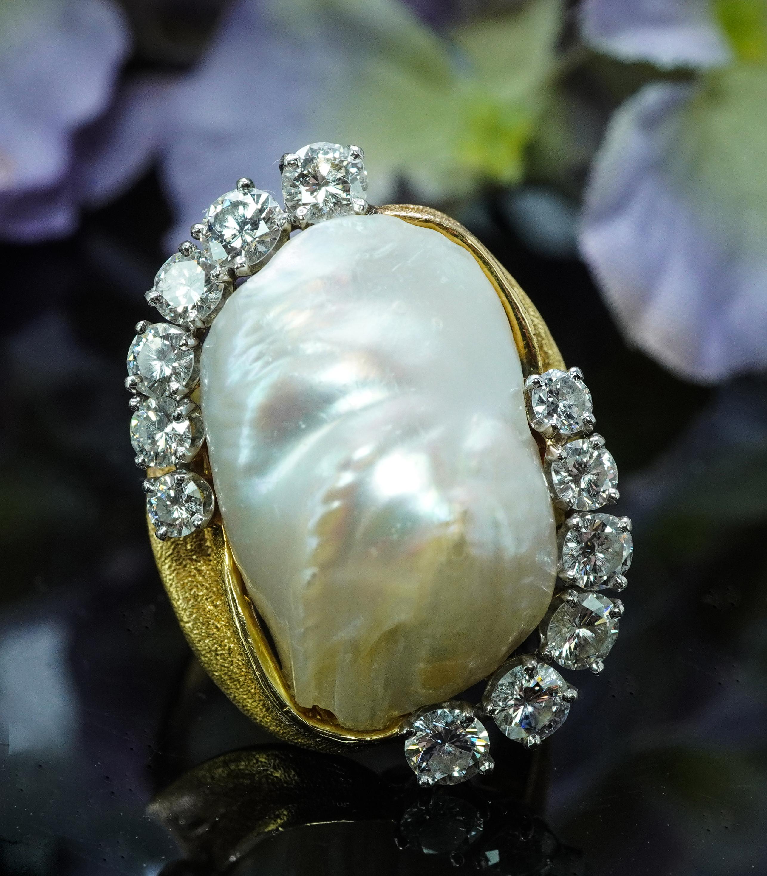  Vintage Ruser Pearl Diamond Ring 18K Gold Large HEAVY Estate Designer 1.40ct  

Cette magnifique bague en or jaune 18 carats est signée par le designer William Ruser de Beverly Hills. Pièce très rare !  Il est serti d'une véritable perle d'eau