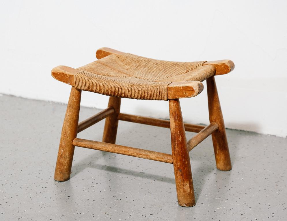 Früher amerikanischer Melkschemel mit Binsensitz. Rahmen aus blondem Holz.
