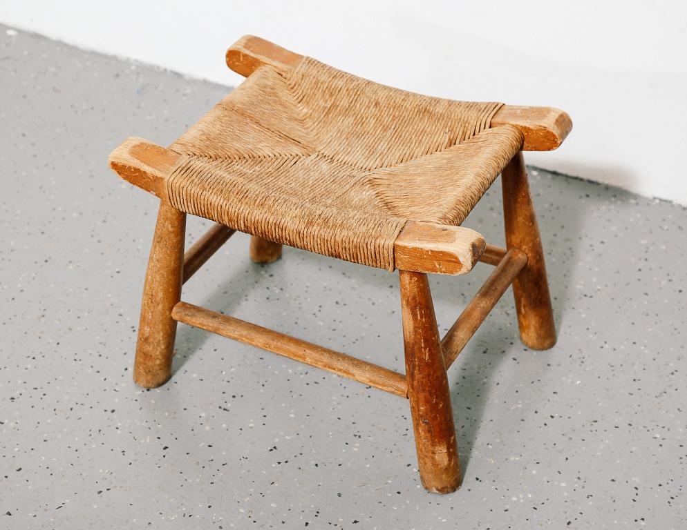 Vintage Binsen Sitz Hocker im Zustand „Starke Gebrauchsspuren“ in Brooklyn, NY