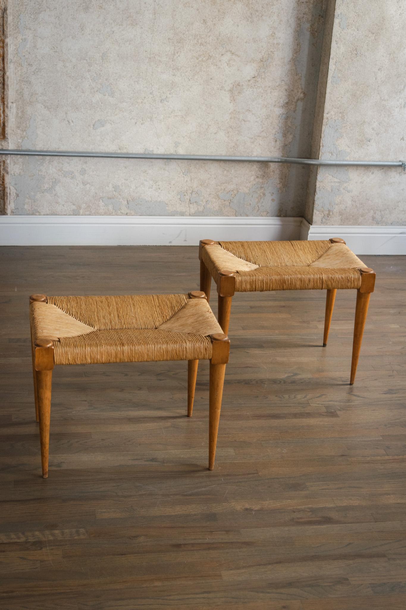 Ein Paar Hocker aus Eiche und Binsen von Paolo Buffa. Dieses elegante Paar mit spitz zulaufenden Beinen und einem warmen Eichenholz-Finish befindet sich in einem hervorragenden Vintage-Zustand. 