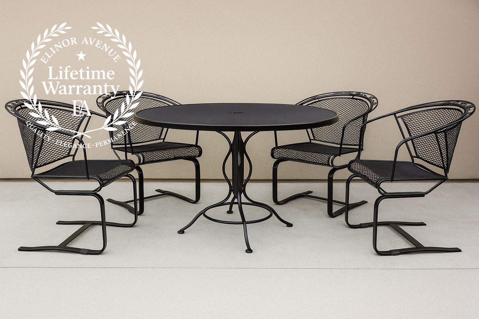 Entspannen Sie sich in zeitlosem Stil mit den schmiedeeisernen Barrell Rocker Chairs im Vintage-Stil mit Eicheln und Eichenblättern! 

Verschönern Sie Ihren Außenbereich mit diesen atemberaubenden Schaukelstühlen im Vintage-Stil, die mit aufwendigen
