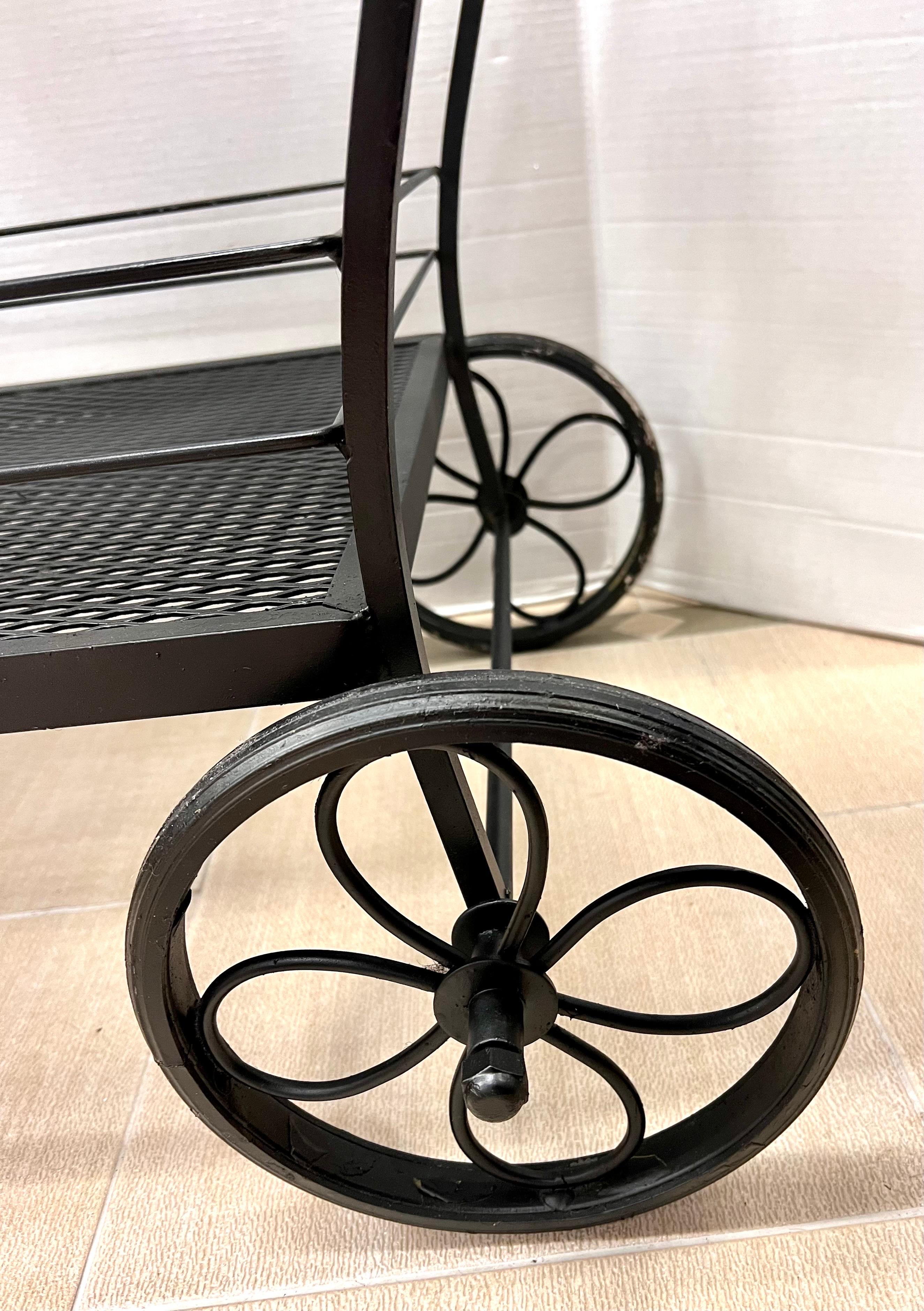 Vintage Russell Woodard Black Iron Rolling Bar Cart Removable Tray In Good Condition In West Hartford, CT