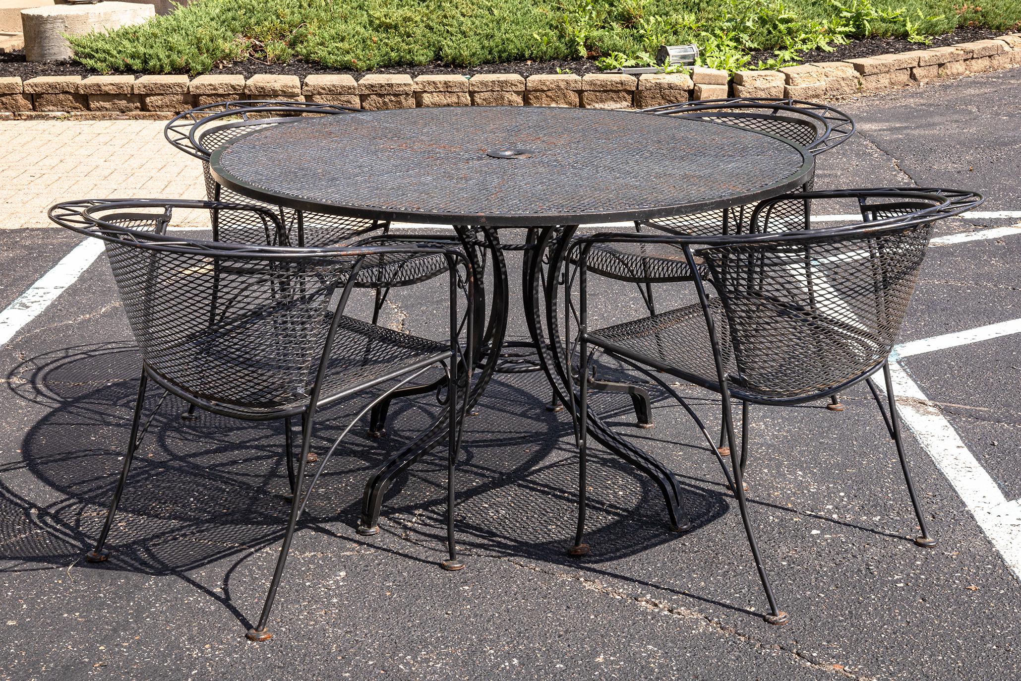 Vintage Russell Woodard Ensemble de patio en fer forgé noir avec table et 4 chaises en vente 4
