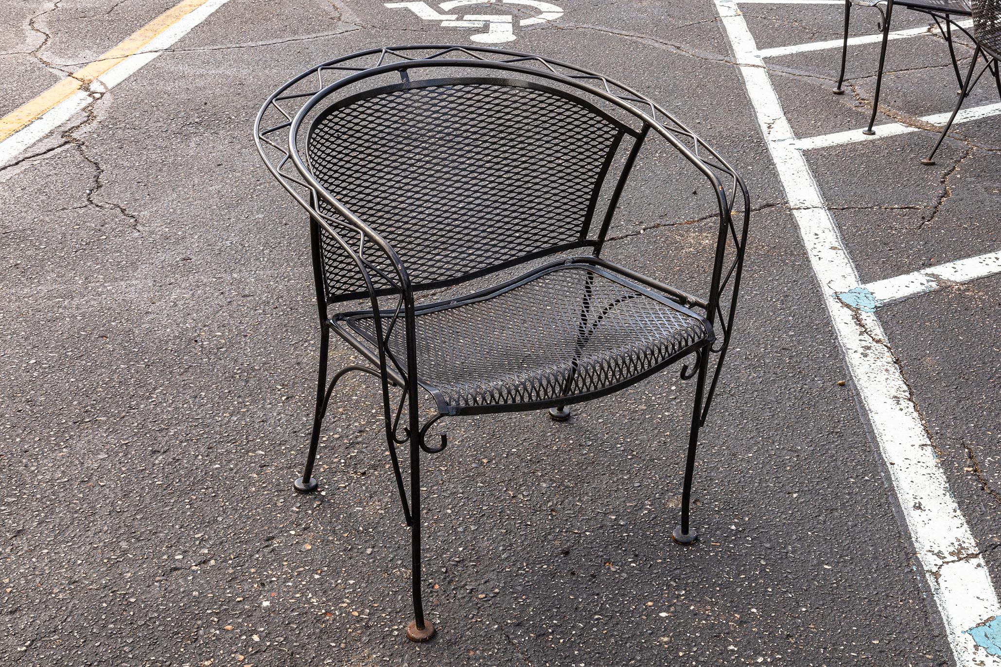 Mid-Century Modern Vintage Russell Woodard Ensemble de patio en fer forgé noir avec table et 4 chaises en vente