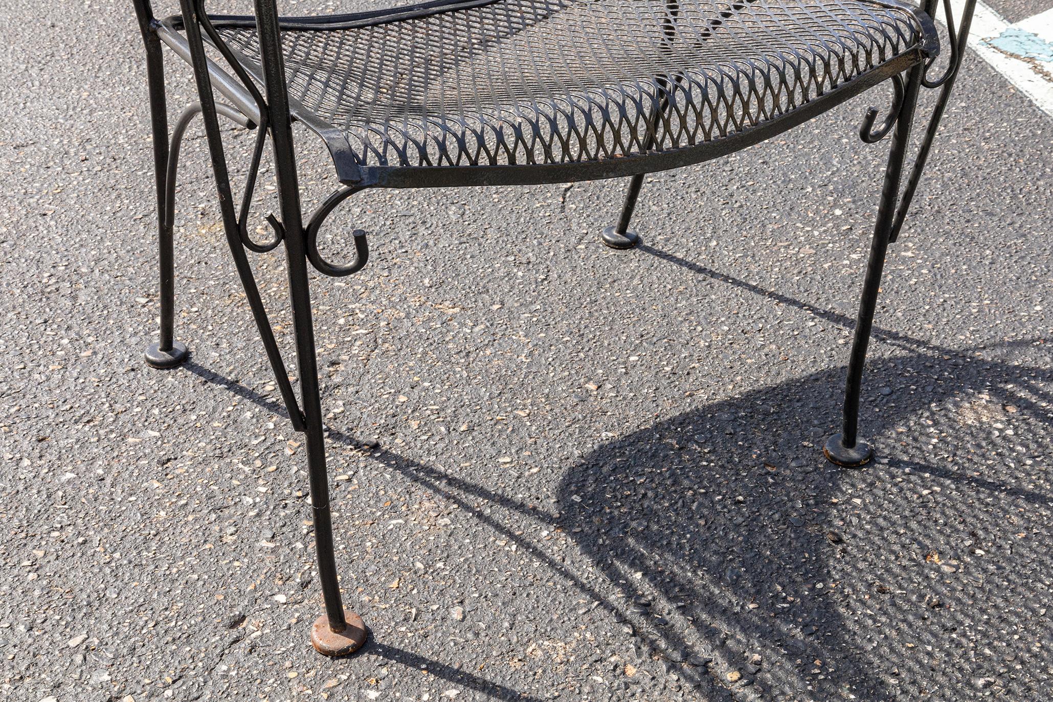 Vintage Russell Woodard Ensemble de patio en fer forgé noir avec table et 4 chaises en vente 1