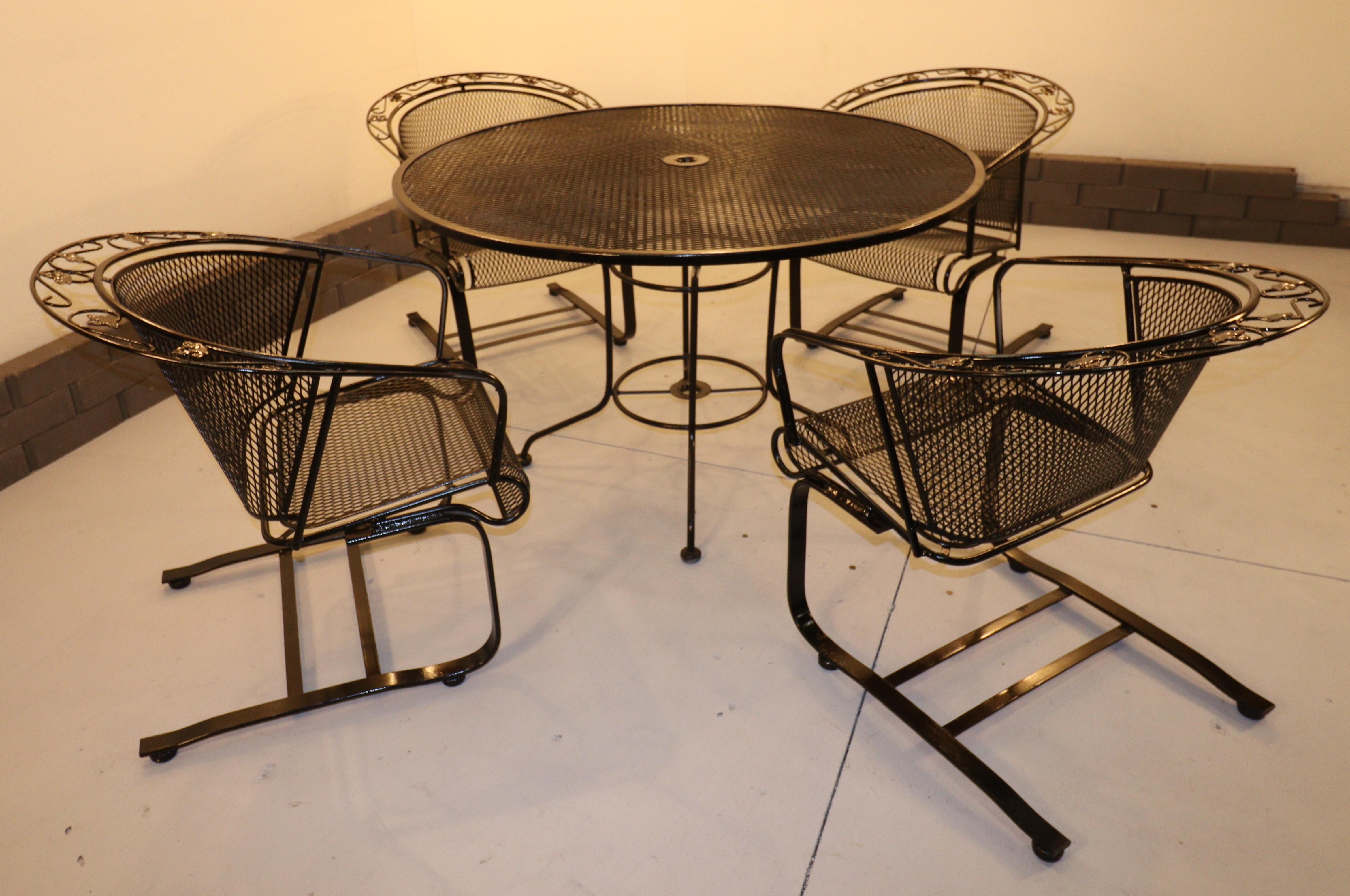 Vintage Russell Woodard English Ivy Leaf Wrought Iron Patio Set With Table in vendita 2