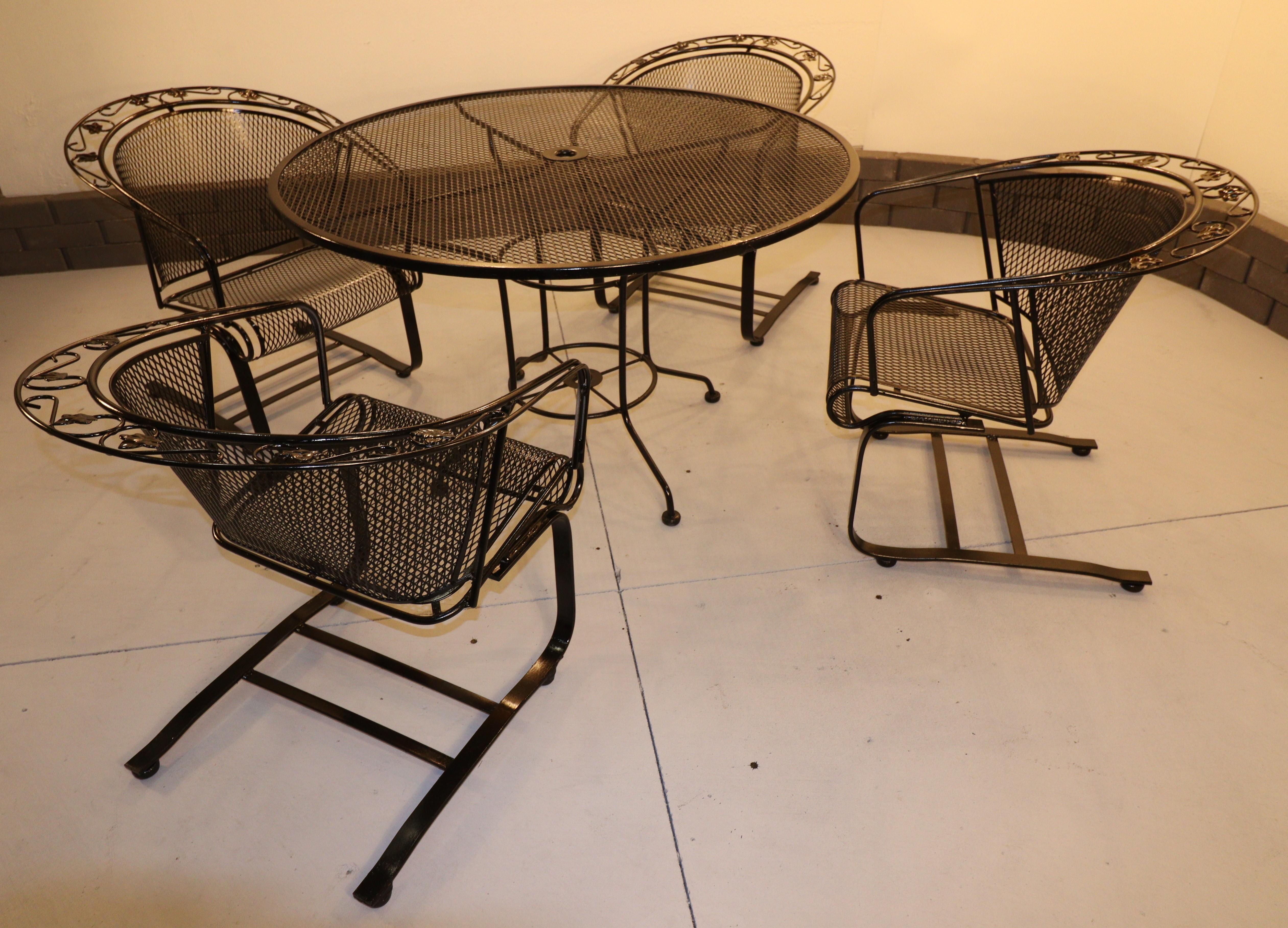 Vintage Russell Woodard English Ivy Leaf Wrought Iron Patio Set With Table in vendita 3