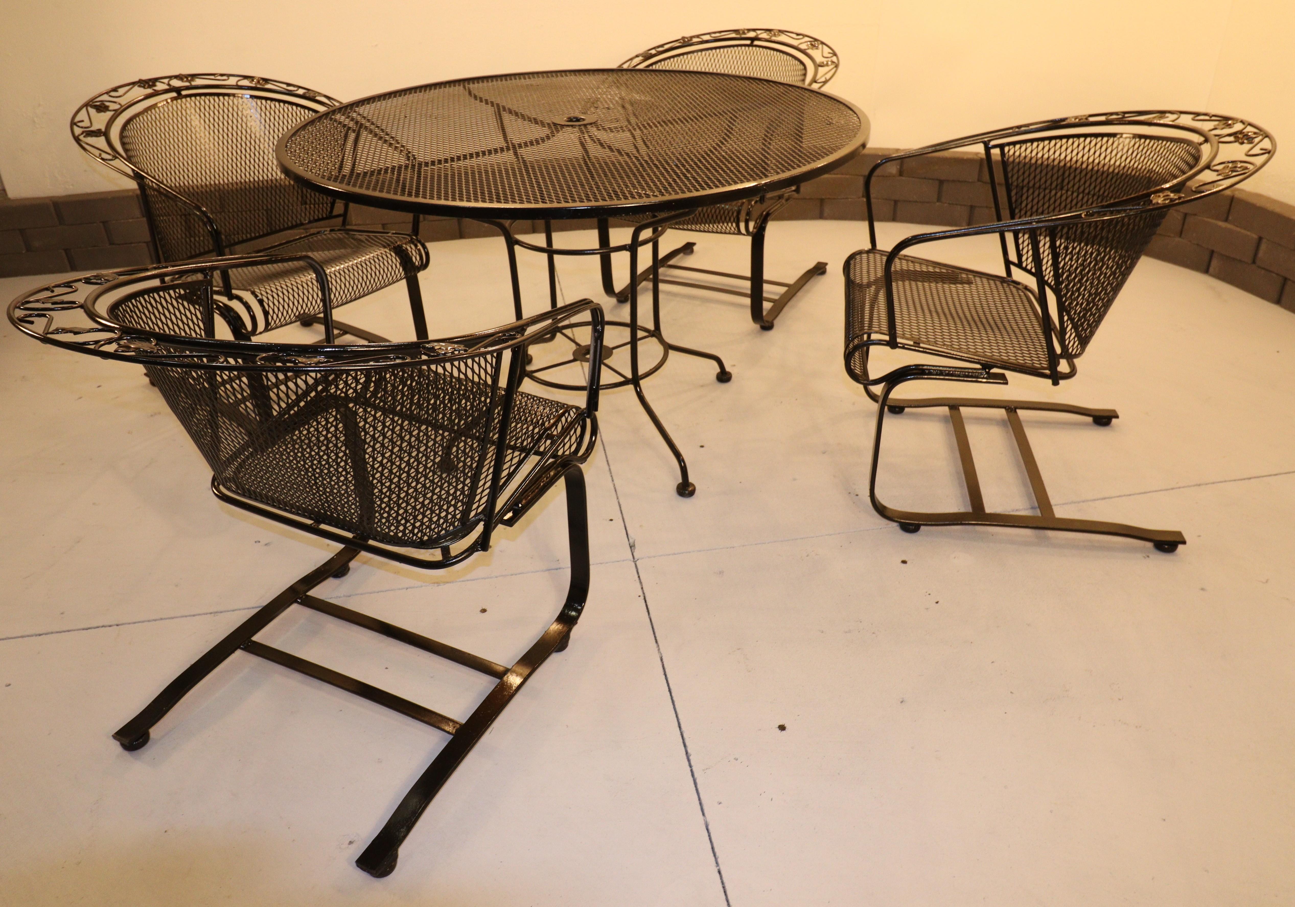 Vintage Russell Woodard English Ivy Leaf Wrought Iron Patio Set With Table in vendita 4