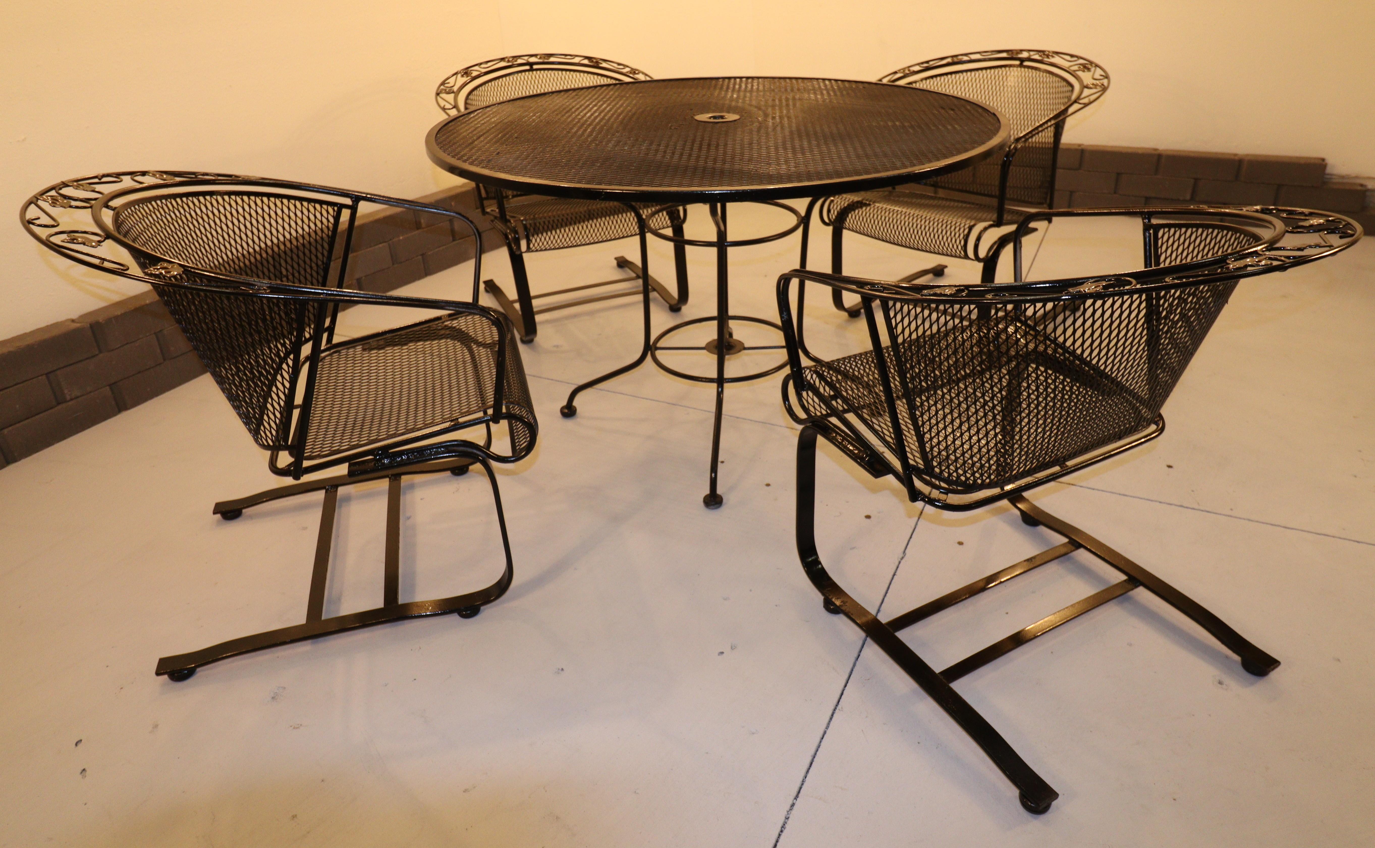 Mid-Century moderno Vintage Russell Woodard English Ivy Leaf Wrought Iron Patio Set With Table in vendita