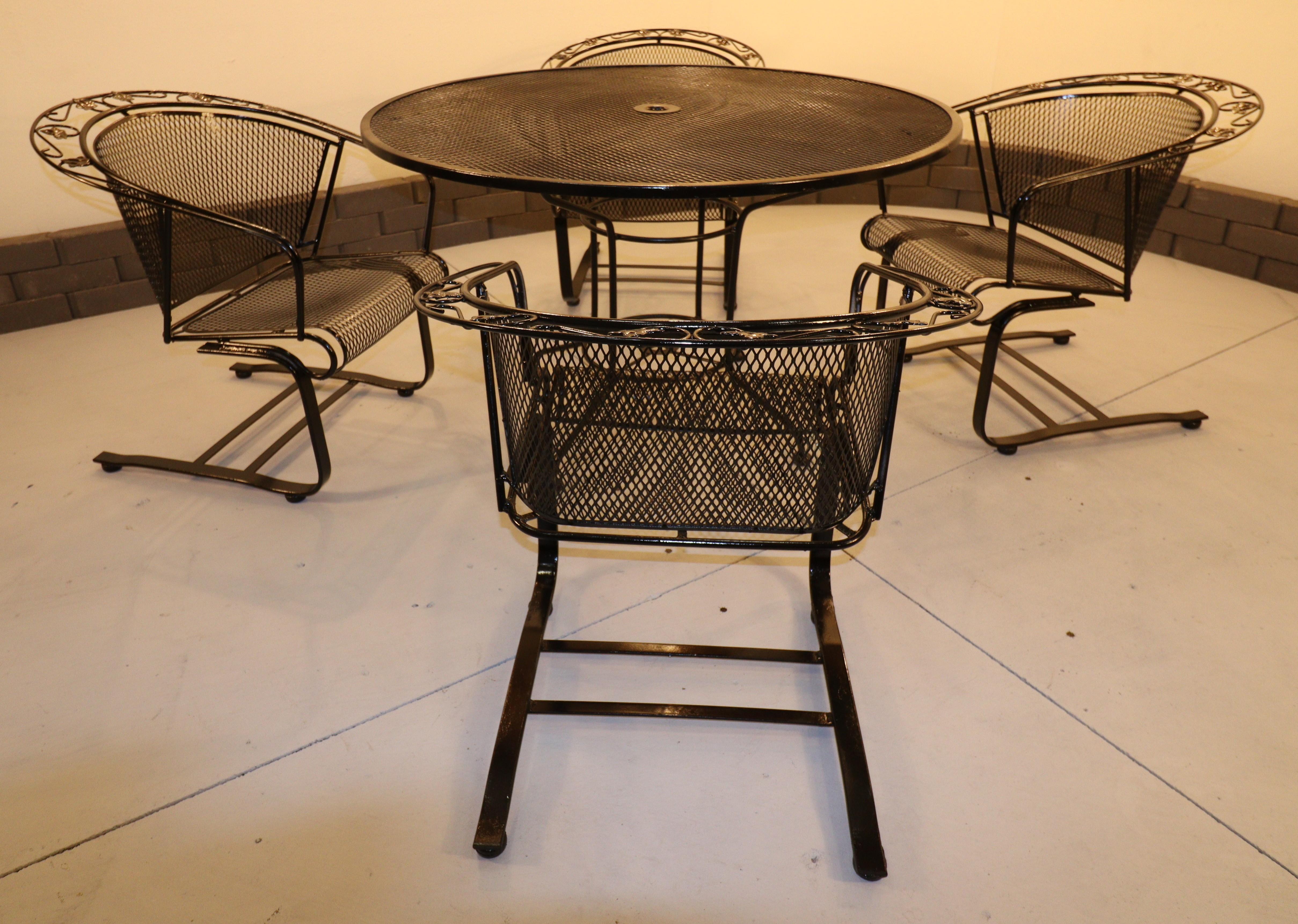 Americano Vintage Russell Woodard English Ivy Leaf Wrought Iron Patio Set With Table in vendita