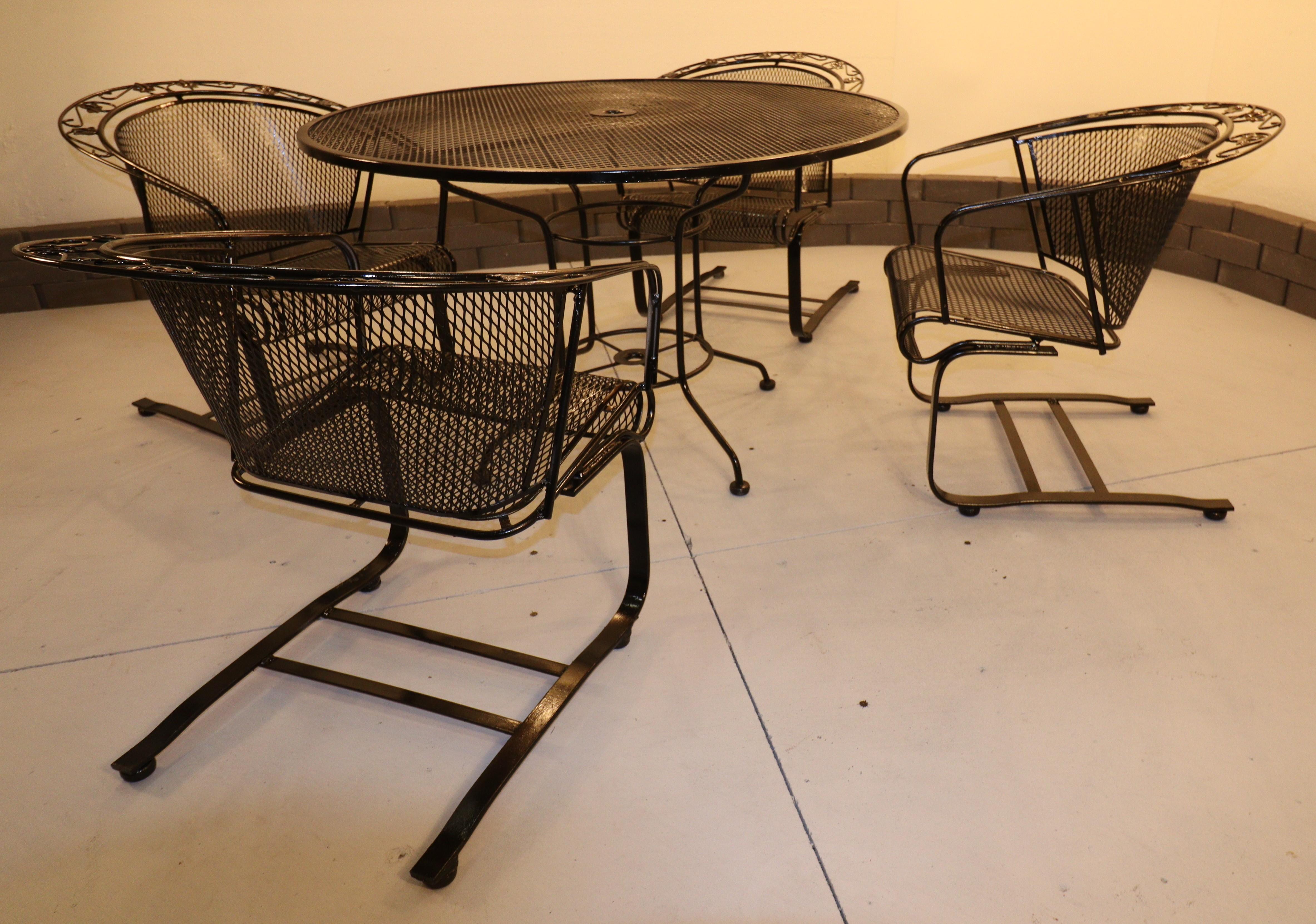 Saldato Vintage Russell Woodard English Ivy Leaf Wrought Iron Patio Set With Table in vendita