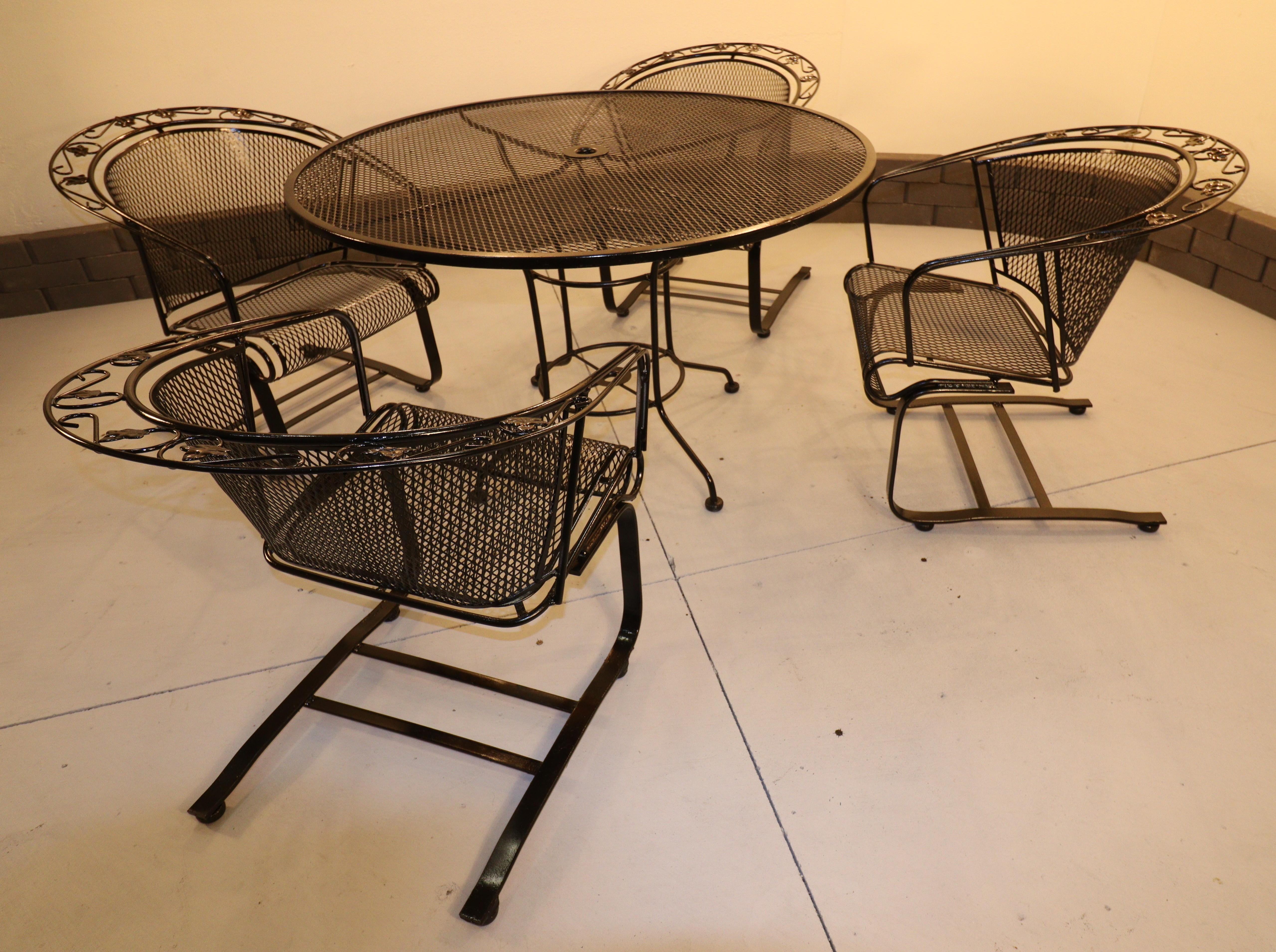 Vintage Russell Woodard English Ivy Leaf Wrought Iron Patio Set With Table In condizioni buone in vendita a Omaha, NE