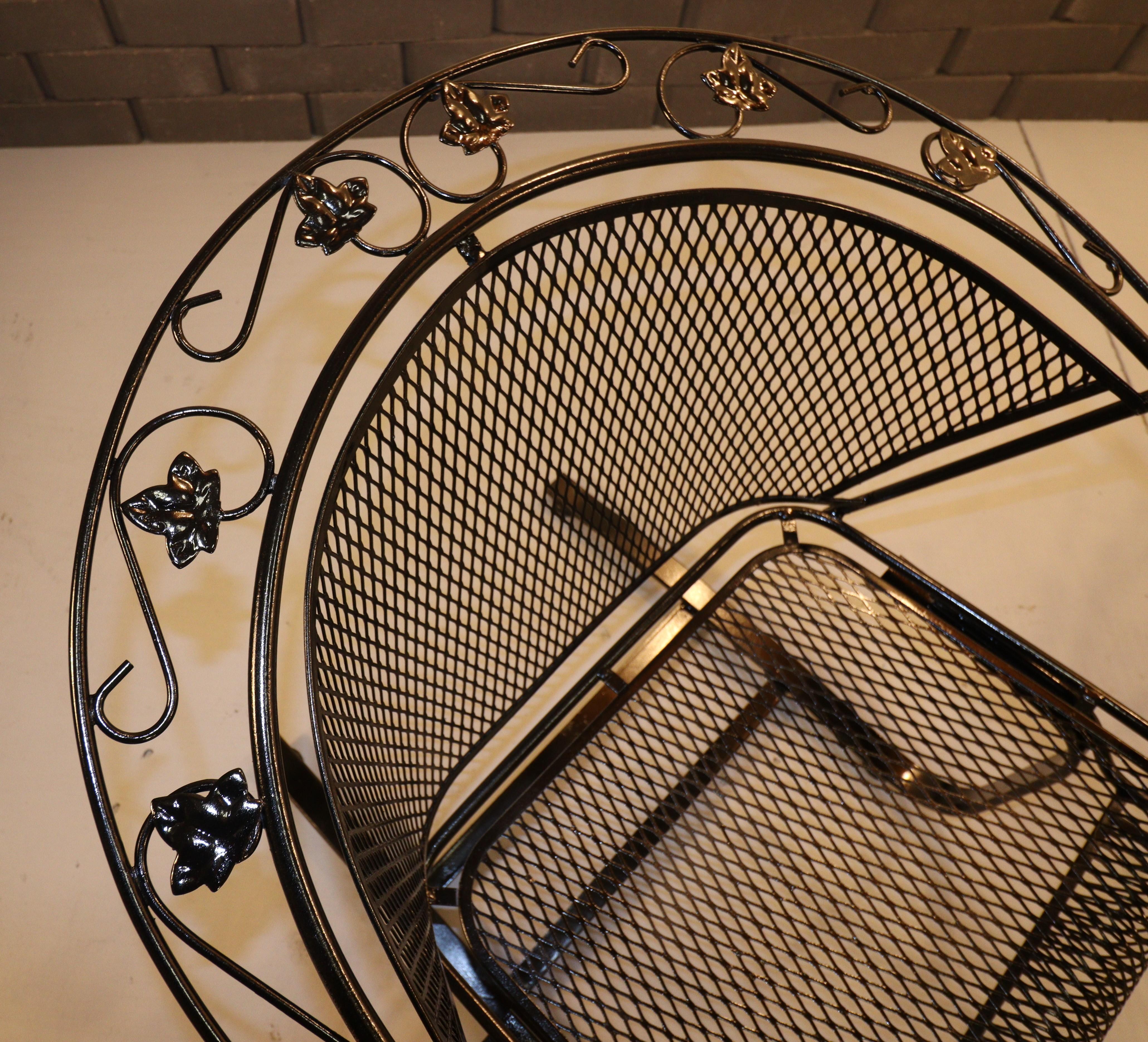 XX secolo Vintage Russell Woodard English Ivy Leaf Wrought Iron Patio Set With Table in vendita