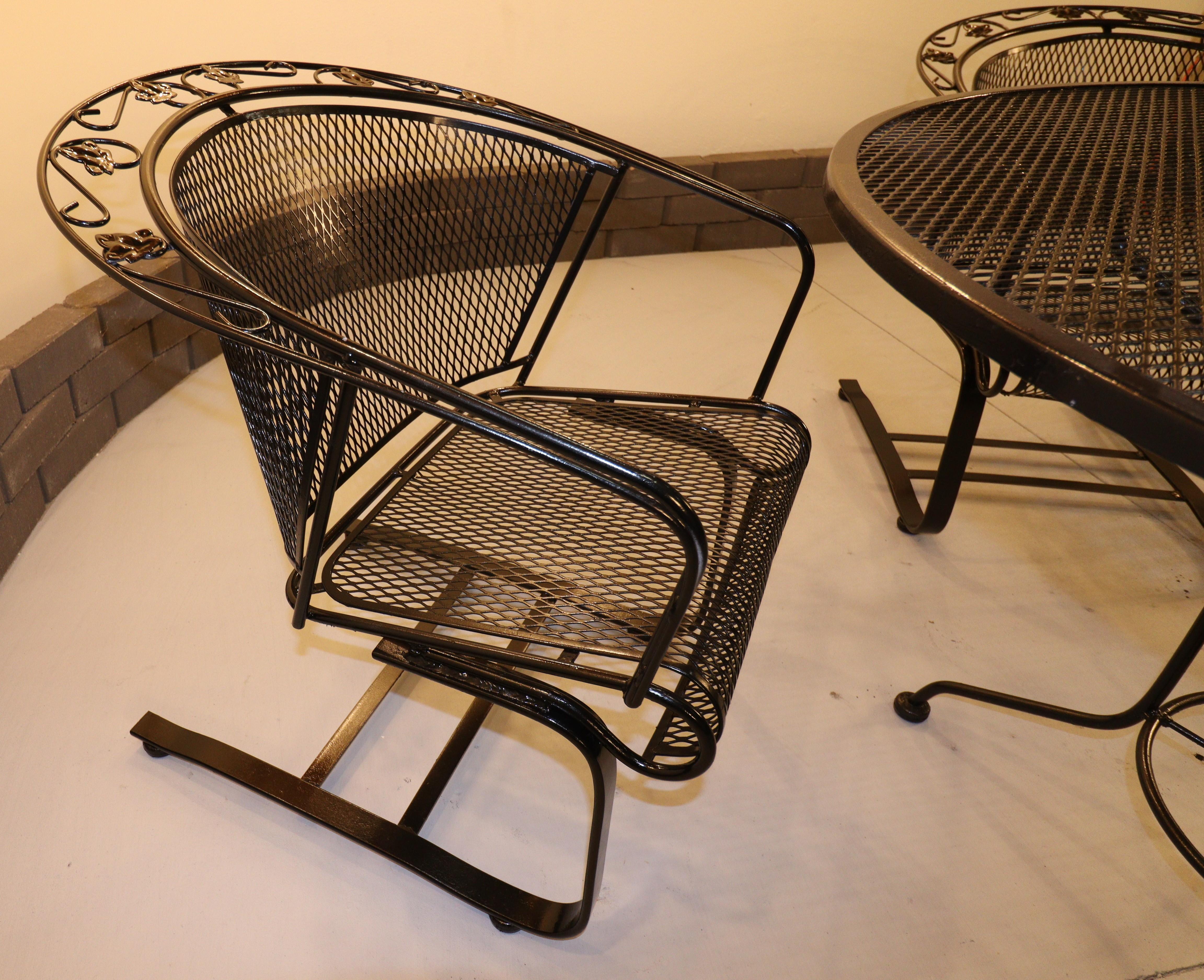 Ferro Vintage Russell Woodard English Ivy Leaf Wrought Iron Patio Set With Table in vendita