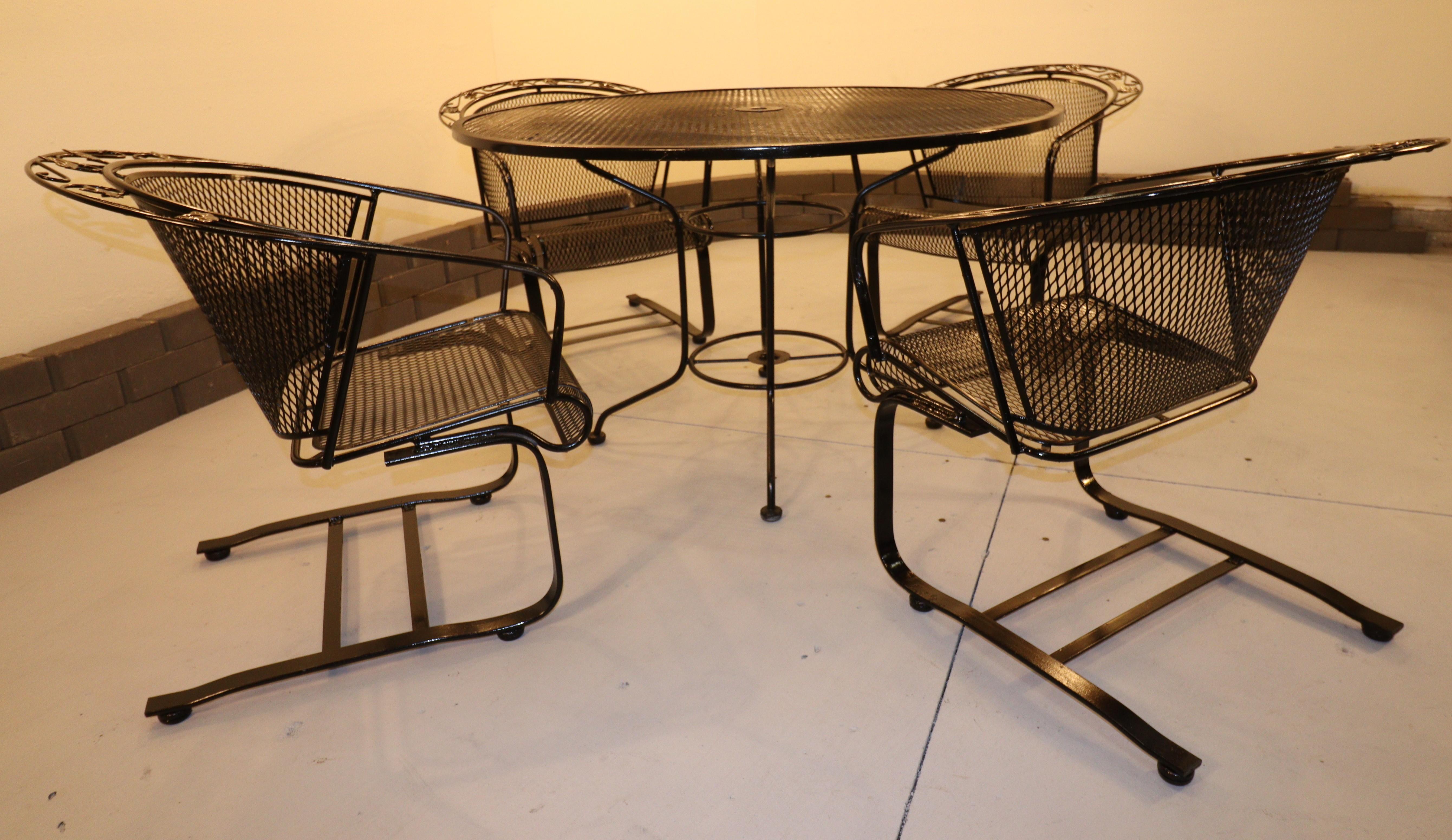 Vintage Russell Woodard English Ivy Leaf Wrought Iron Patio Set With Table in vendita 1