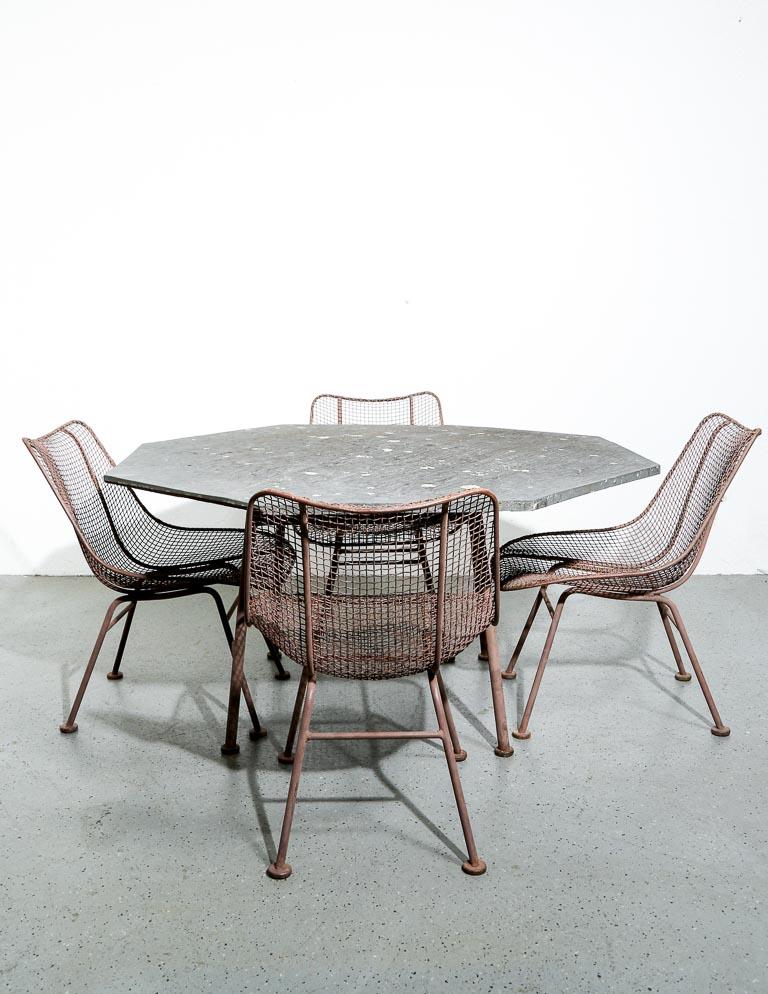 Table basse de salle à manger vintage avec plateau en ardoise et base 'Sculptura'. Le lichen a été laissé sur le dessus mais peut être enlevé facilement selon les préférences de l'acheteur.

Illustré avec les chaises basses Woodard 'Sculptura'