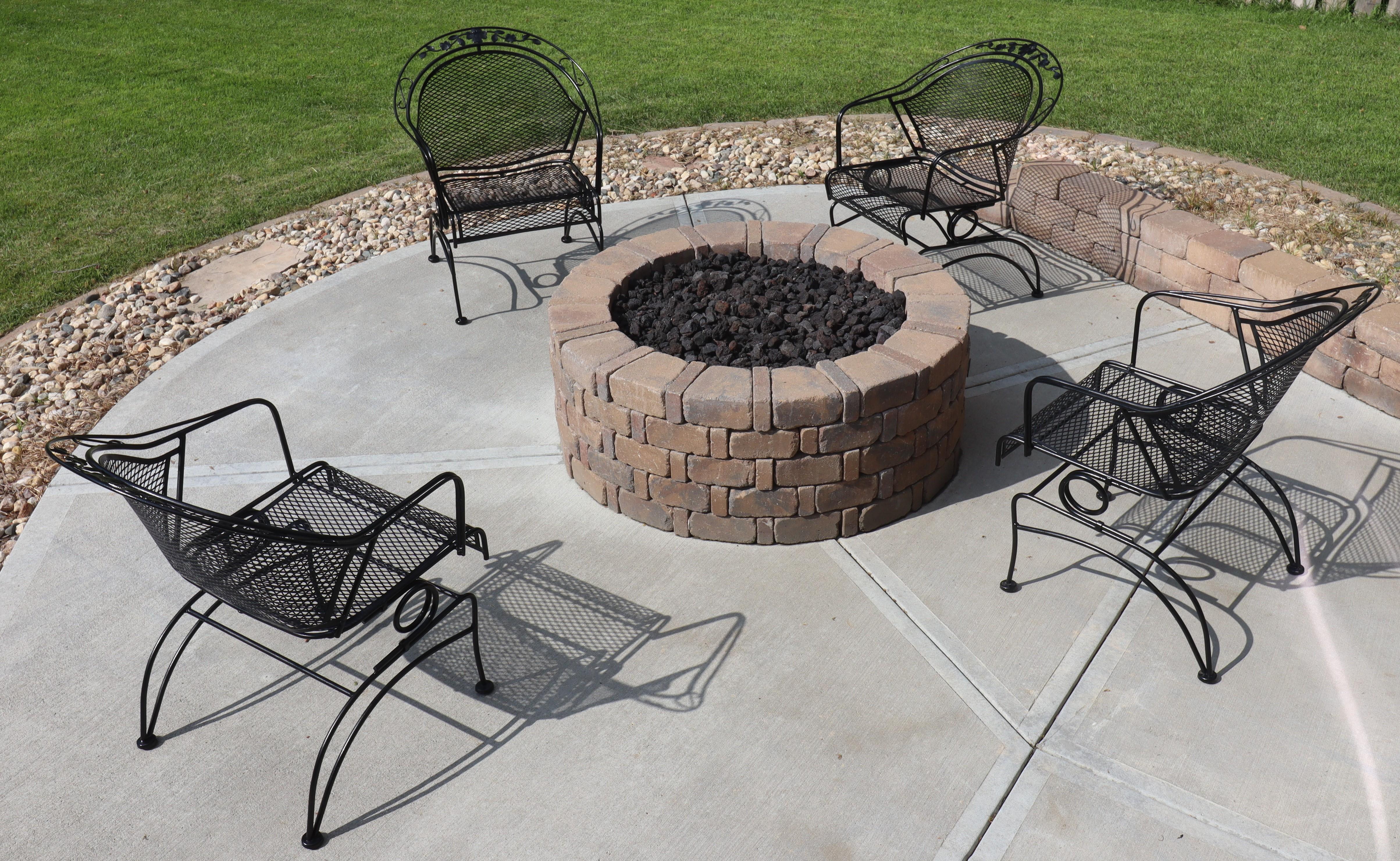 Russell Woodard “Peony Flower” Wrought Iron Barrel Chairs – Timeless Elegance and Comfort

Elevate your outdoor or indoor space with the classic charm of Russell Woodard’s “Peony Flower” wrought iron barrel chairs. These mid-century treasures