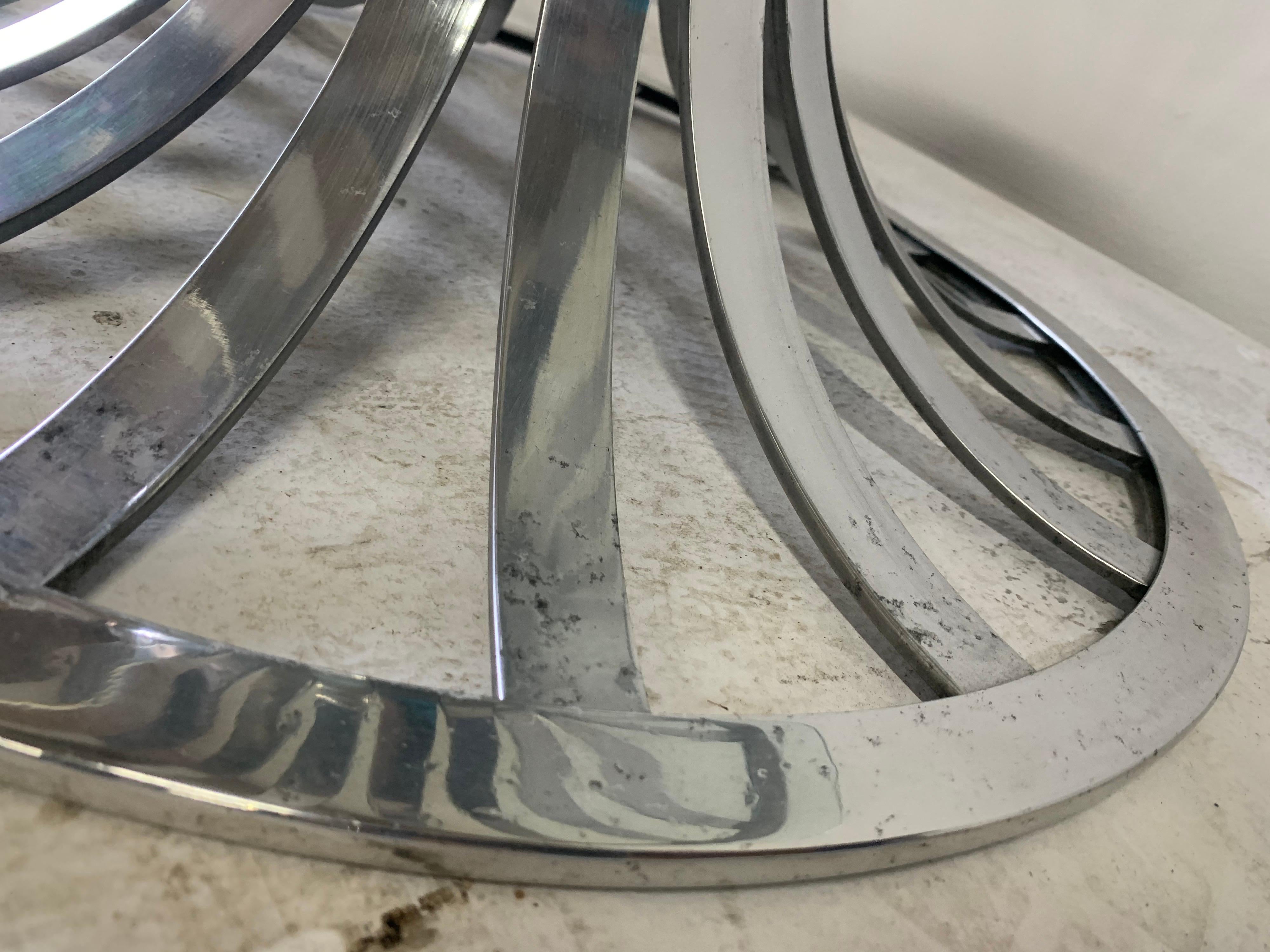 Table d'appoint vintage Russell Woodard en aluminium poli avec plateau en verre Bon état - En vente à East Hampton, NY
