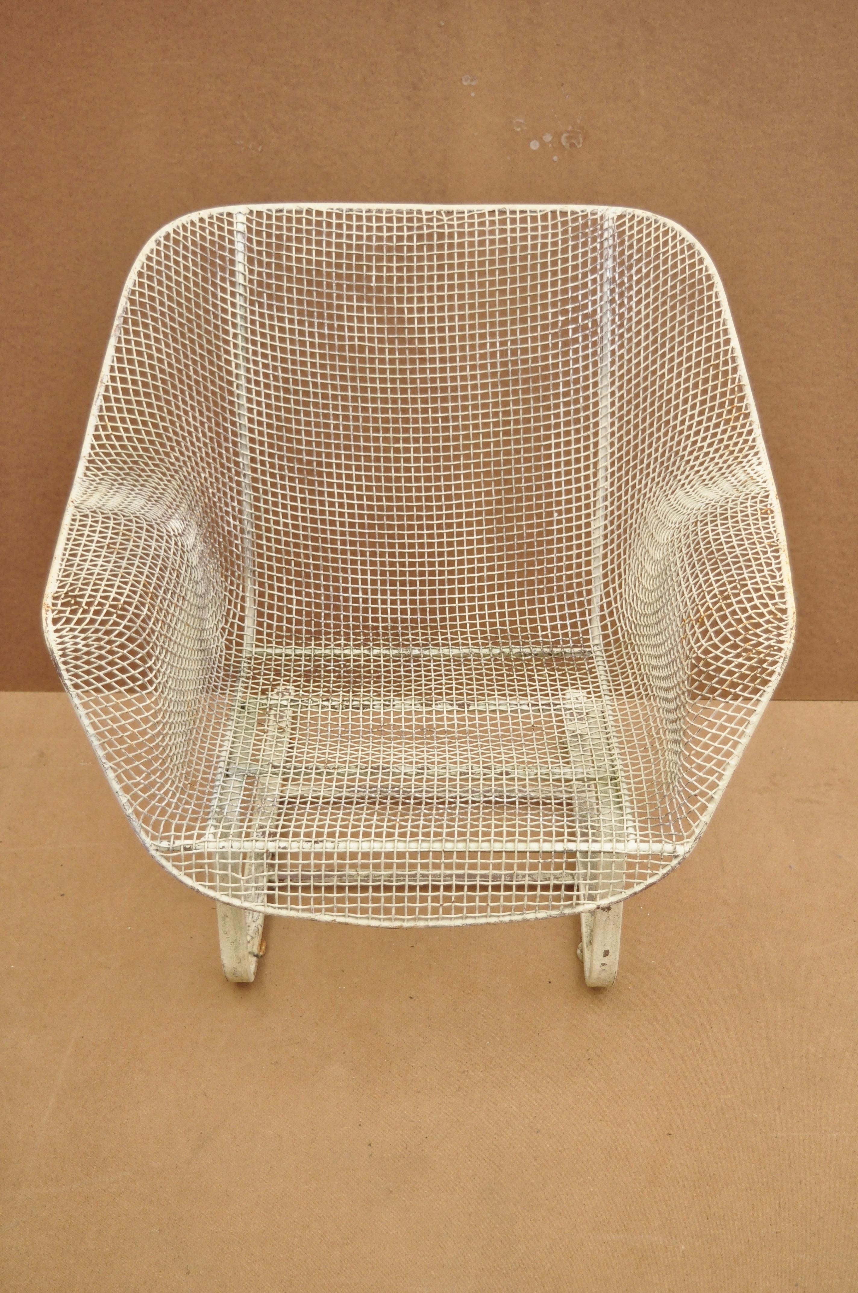 Vintage Russell Woodard sculptura metal mesh wrought iron bouncer lounge chair. Item features iron frame, metal mesh seats, iconic Mid-Century Modern design, very nice vintage item, circa 1950. Measurements: 30