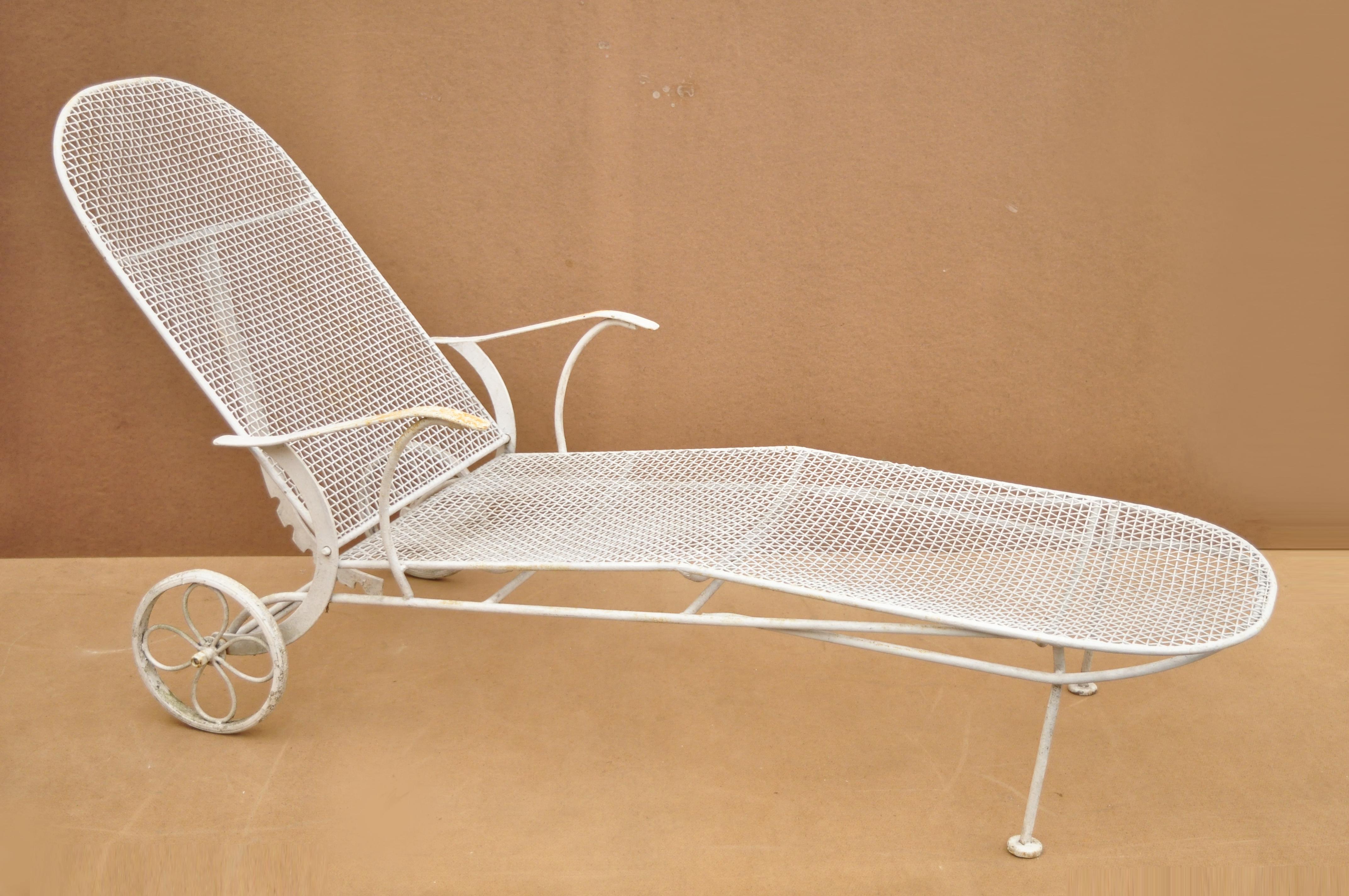 Vintage Russell Woodard sculptura metal mesh wrought iron chaise lounge chair. Item features iron frame, metal mesh seats, iconic Mid-Century Modern design, very nice vintage item, circa 1950. Measurements: 34