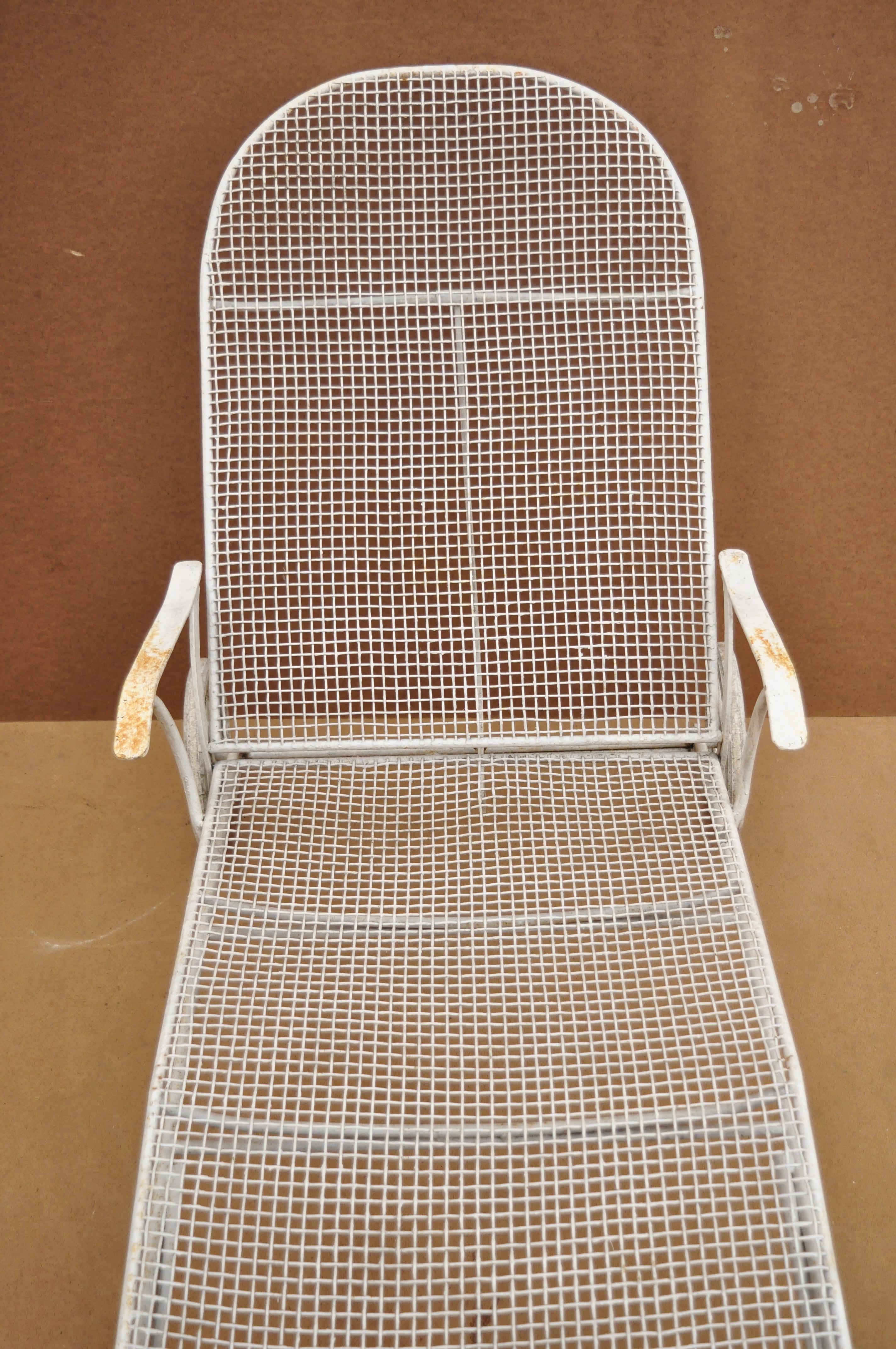 Vintage Russell Woodard Sculptura Metal Mesh Wrought Iron Chaise Lounge Chair In Good Condition In Philadelphia, PA