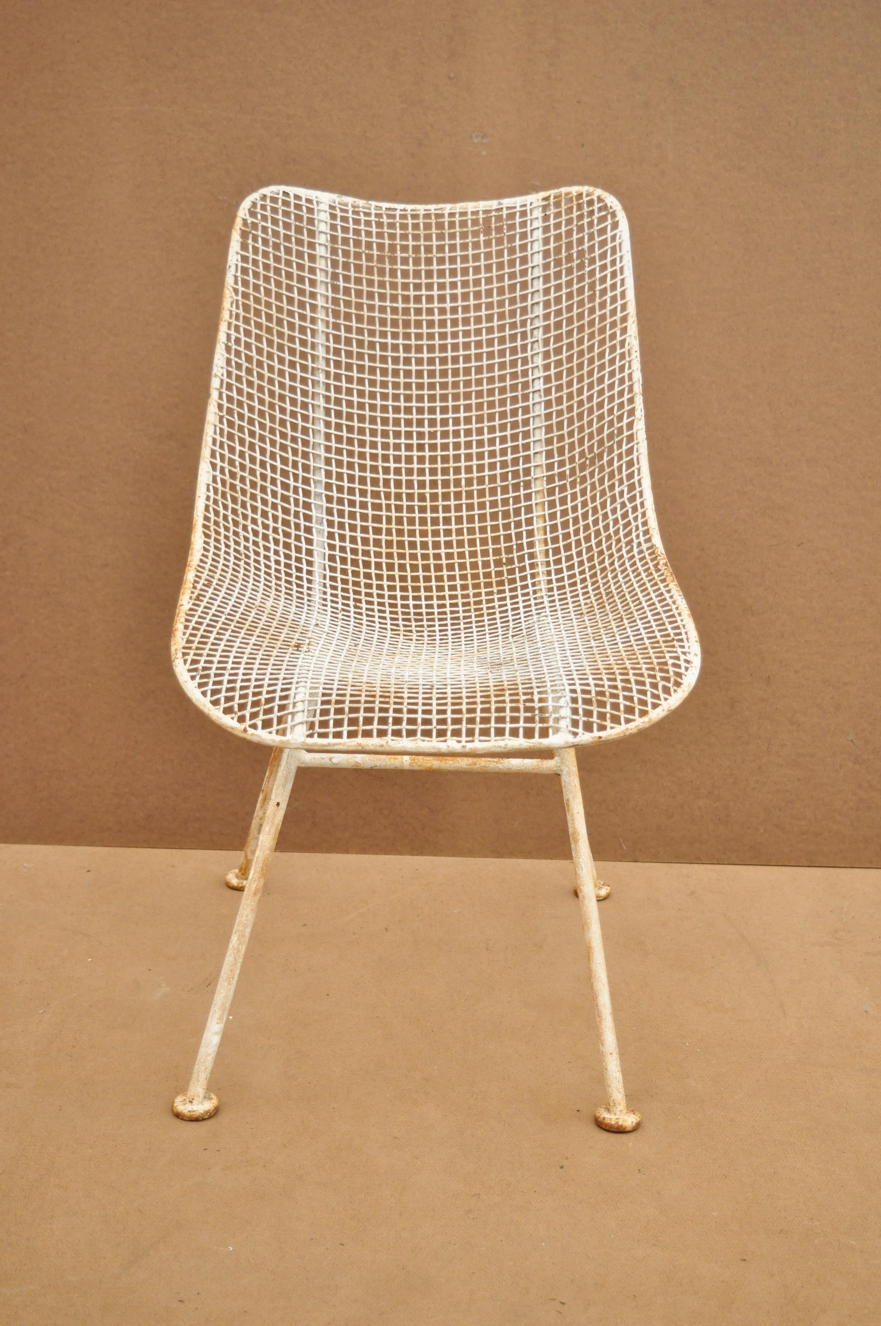 Vintage Russell Woodard sculpture metal mesh wrought iron dining side chair. Item features iron frame, metal mesh seats, iconic Mid-Century Modern design, very nice vintage item, circa 1950. Measurements: 32