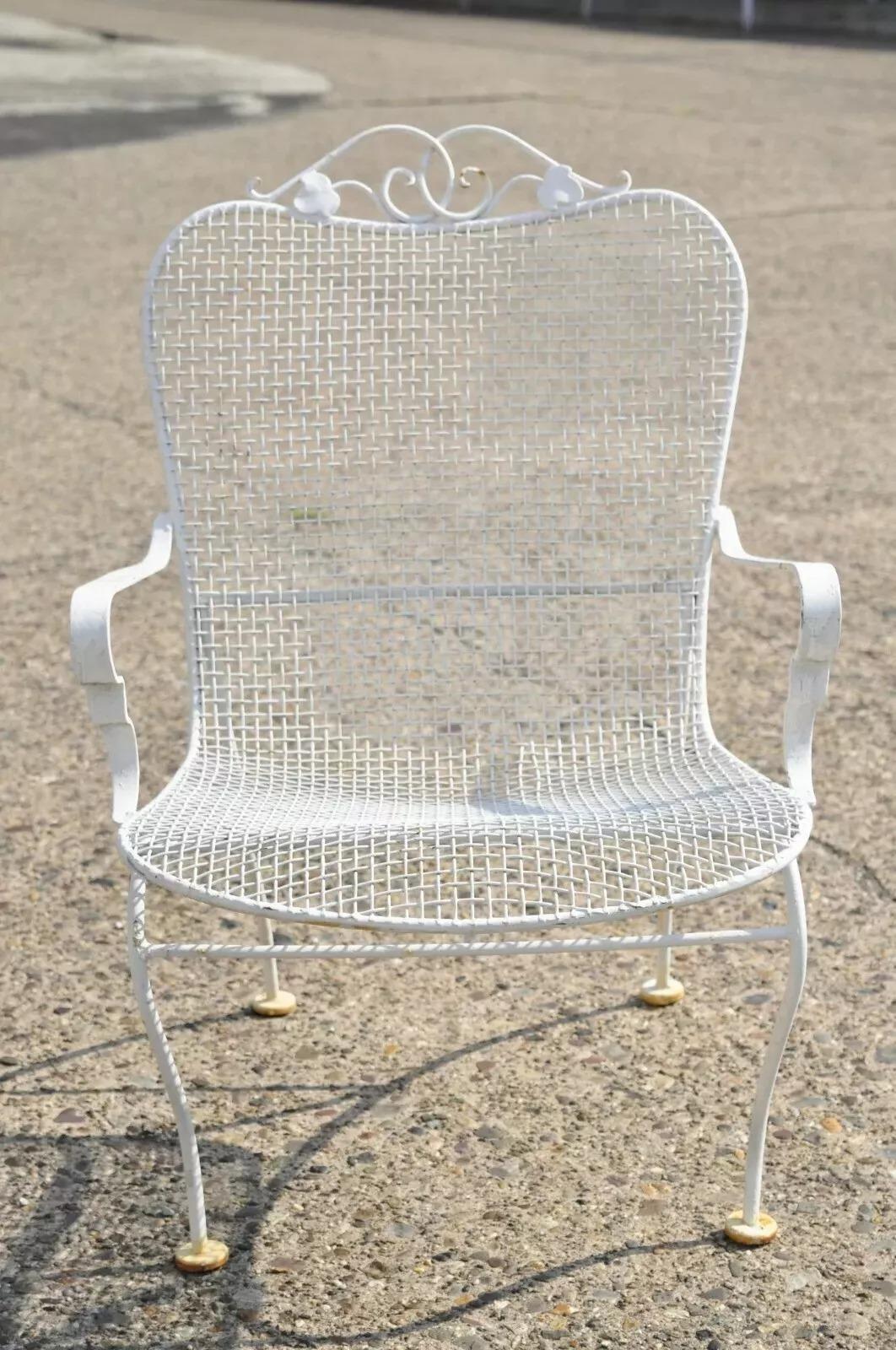 Veuillez nous envoyer un message avec votre code postal pour demander un devis plus raisonnable pour les frais d'expédition aux États-Unis.

Vintage Woodard Sculptura Mid Century Modern Iron Patio Dining Arm Chair. Circa Mid 20th Century. Dimensions