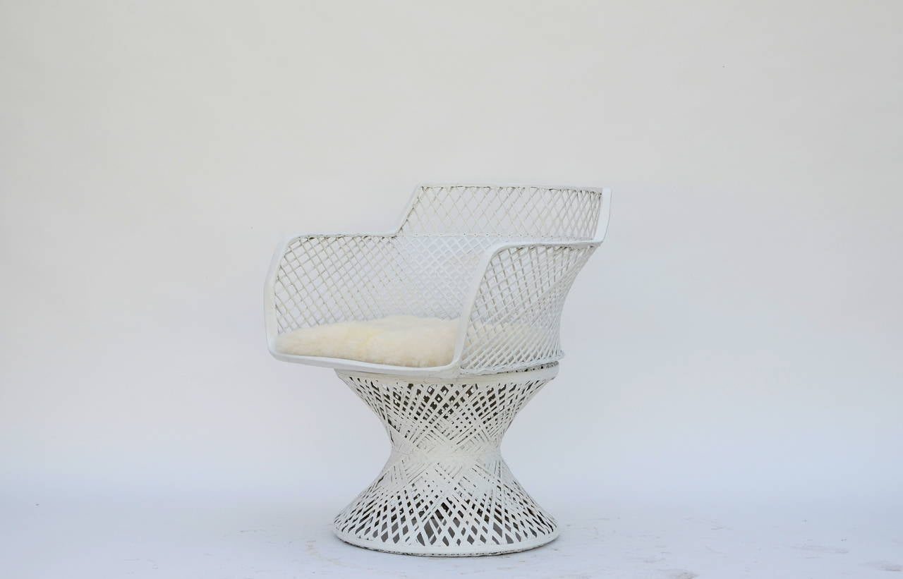 Vieille chaise en fibre de verre filée avec siège en alpaga. Idéal pour un usage intérieur ou extérieur. Léger mais robuste, conception solide.