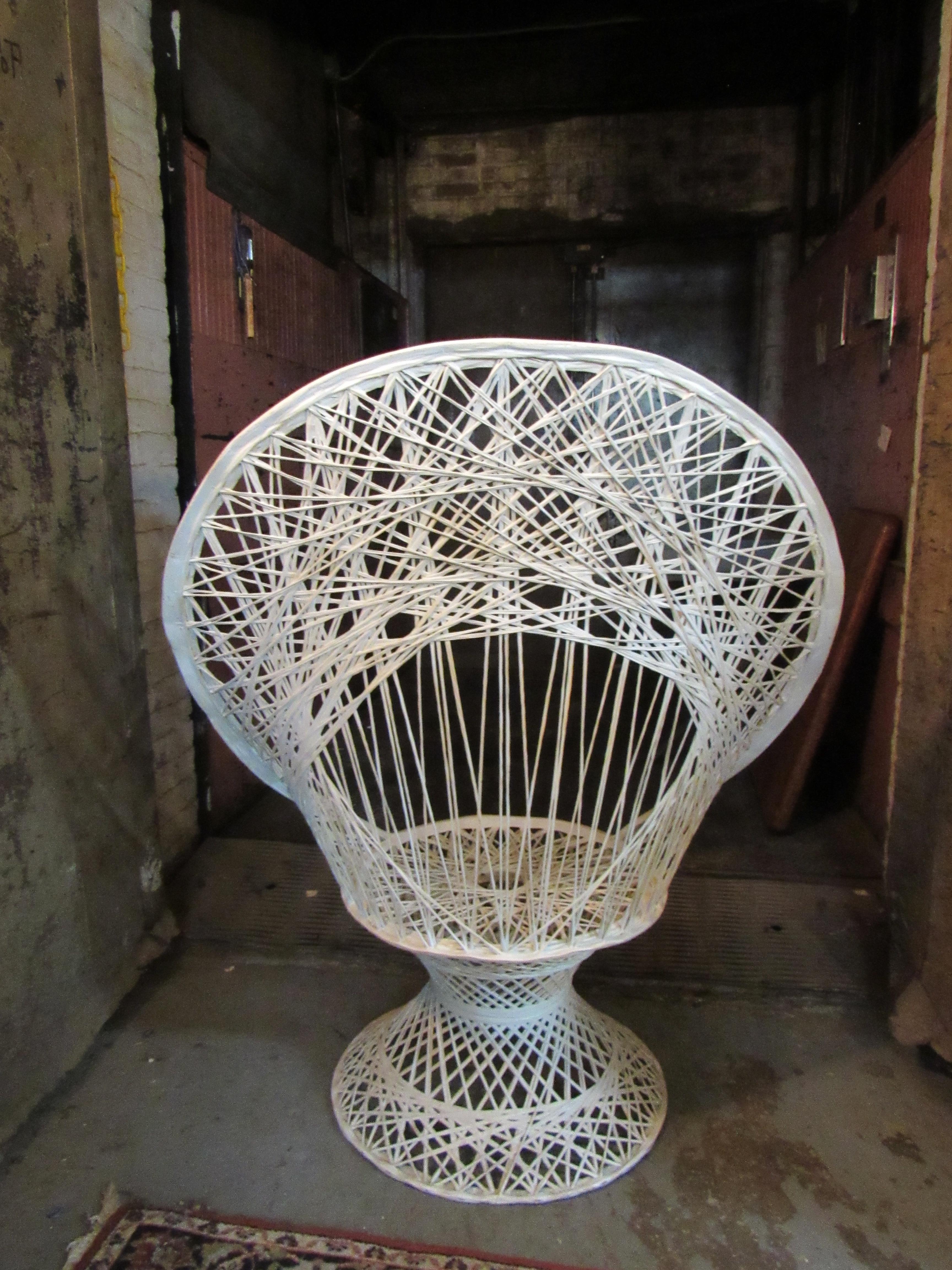 Américain Chaise paon vintage Russell Woodard en fibre de verre filée en vente