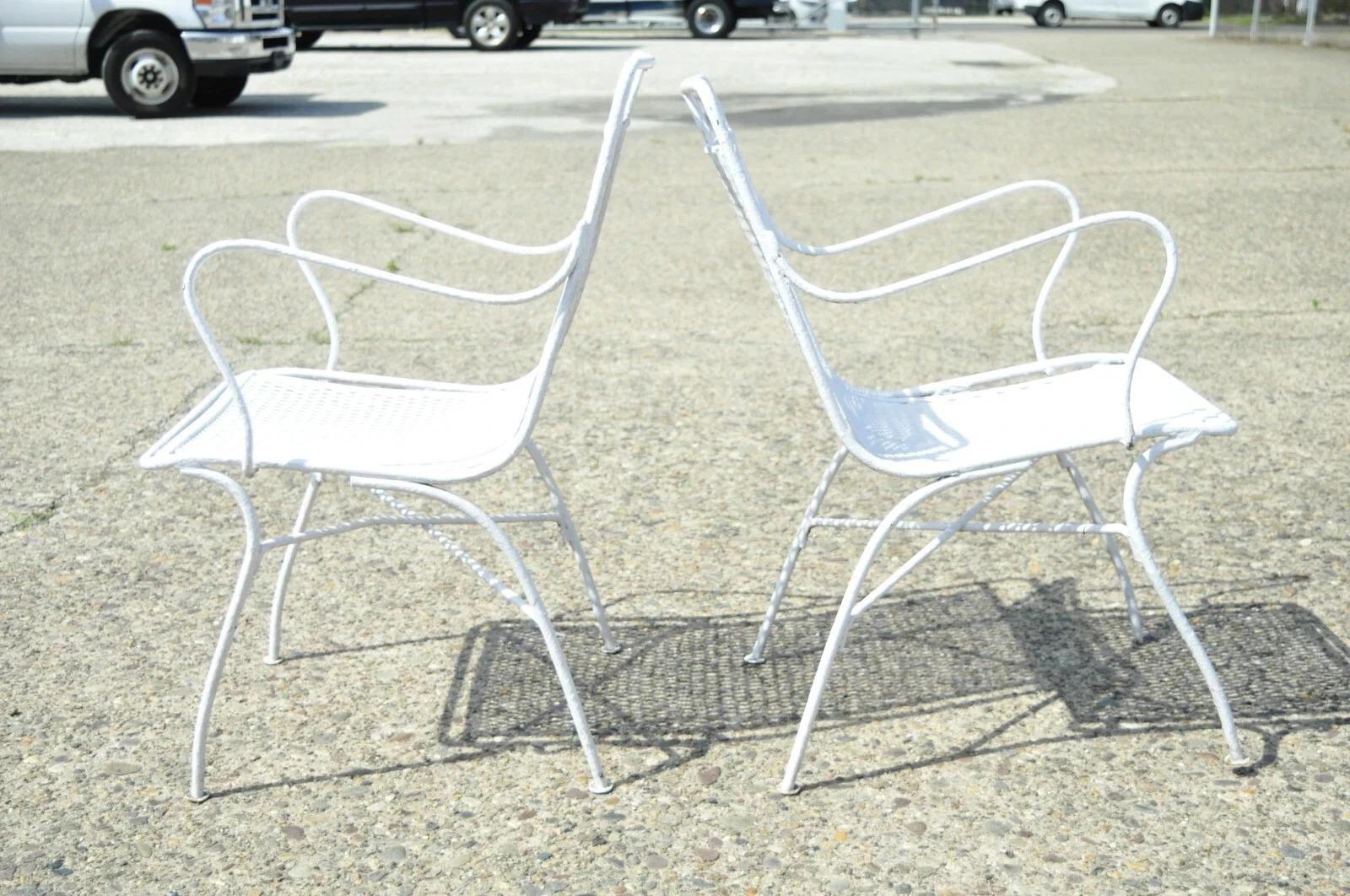 Mid-Century Modern Paire de chaises à accoudoirs de jardin en fer forgé blanc Russell Whiting - Vintage en vente