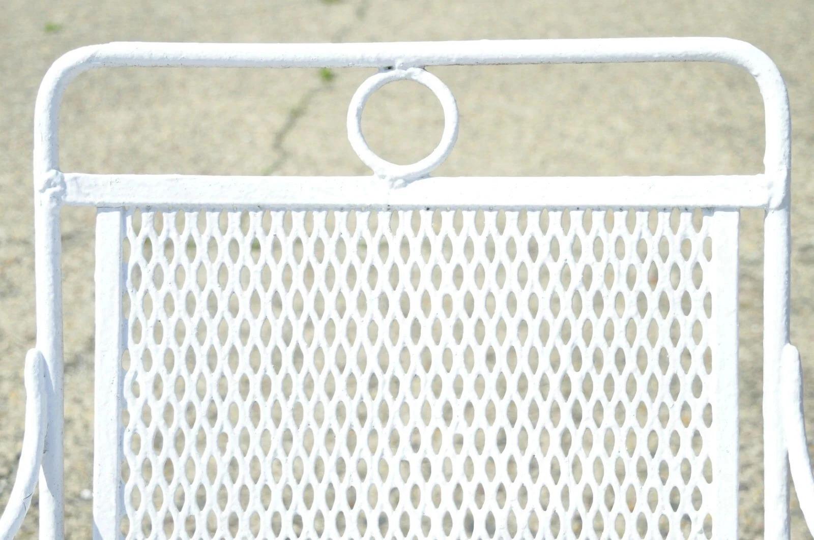Inconnu Paire de chaises à accoudoirs de jardin en fer forgé blanc Russell Whiting - Vintage en vente