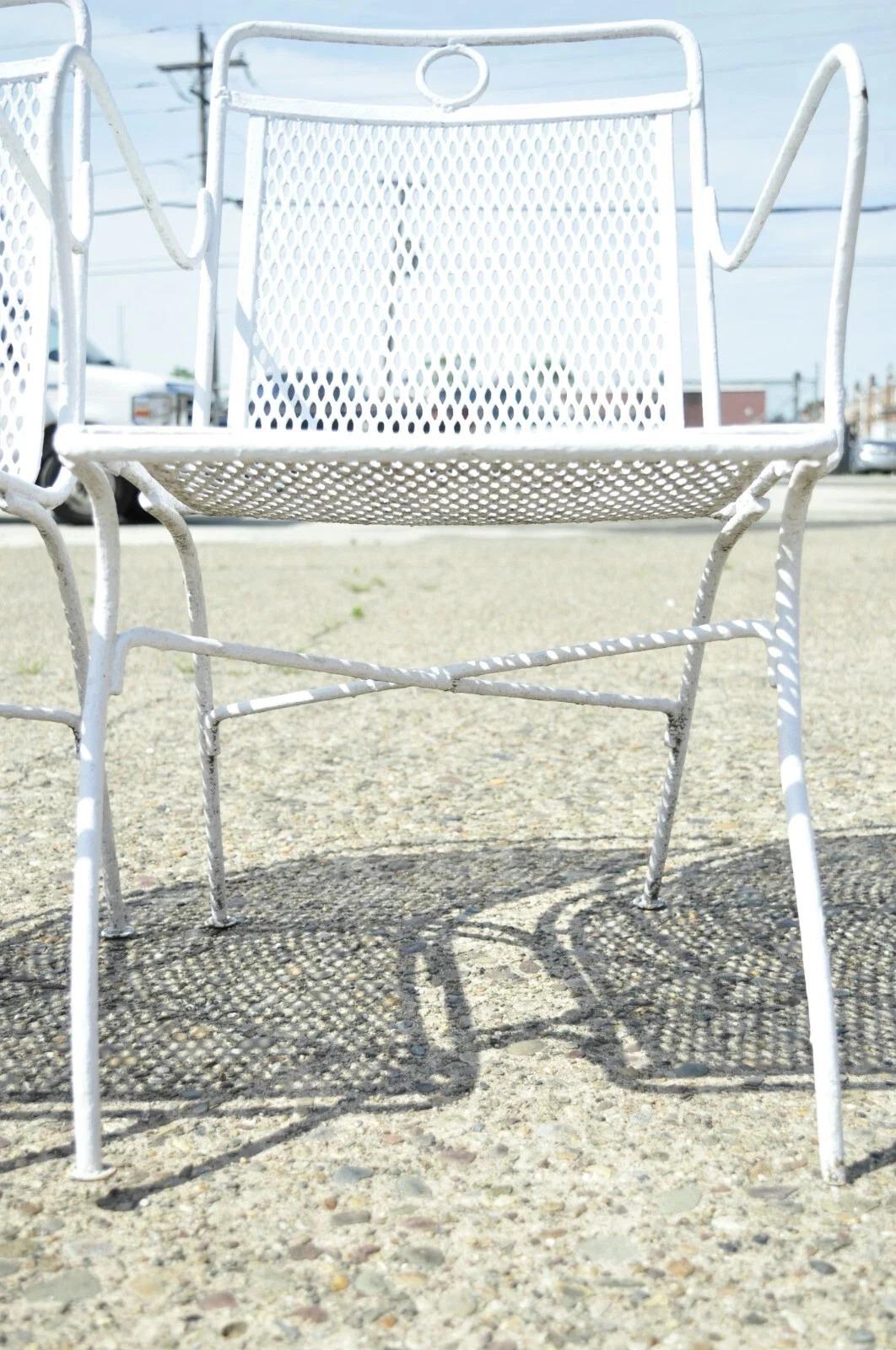 Paire de chaises à accoudoirs de jardin en fer forgé blanc Russell Whiting - Vintage Bon état - En vente à Philadelphia, PA