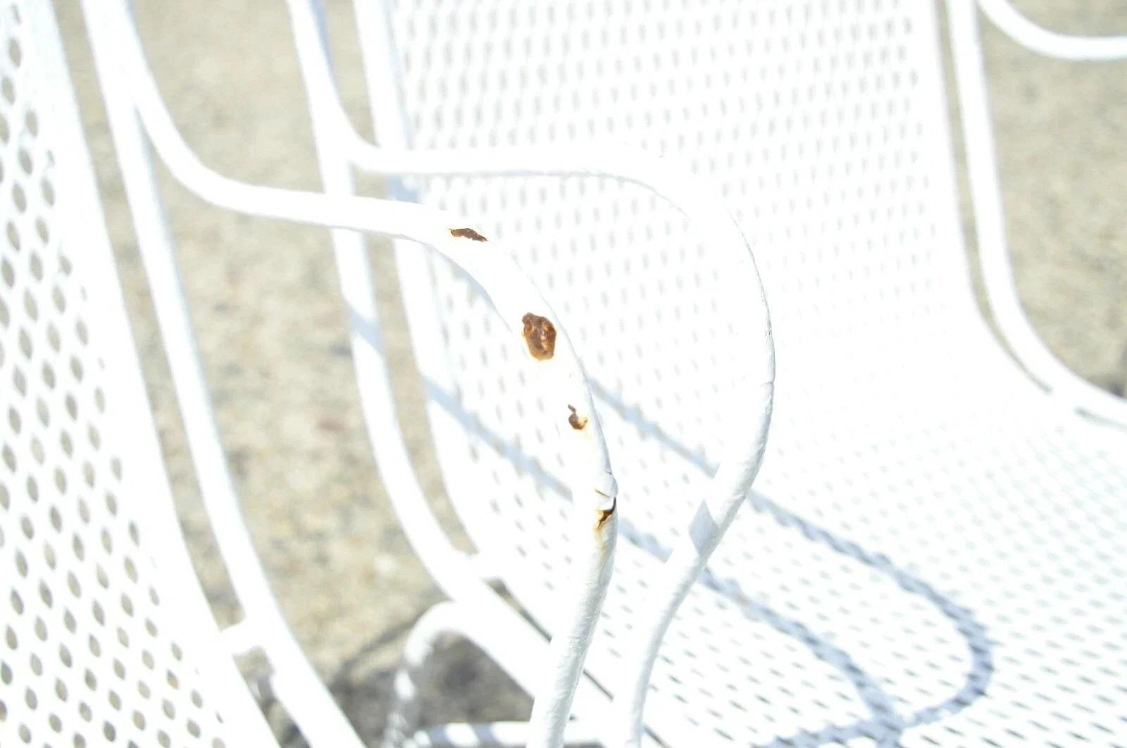 Paire de chaises à accoudoirs de jardin en fer forgé blanc Russell Whiting - Vintage en vente 2