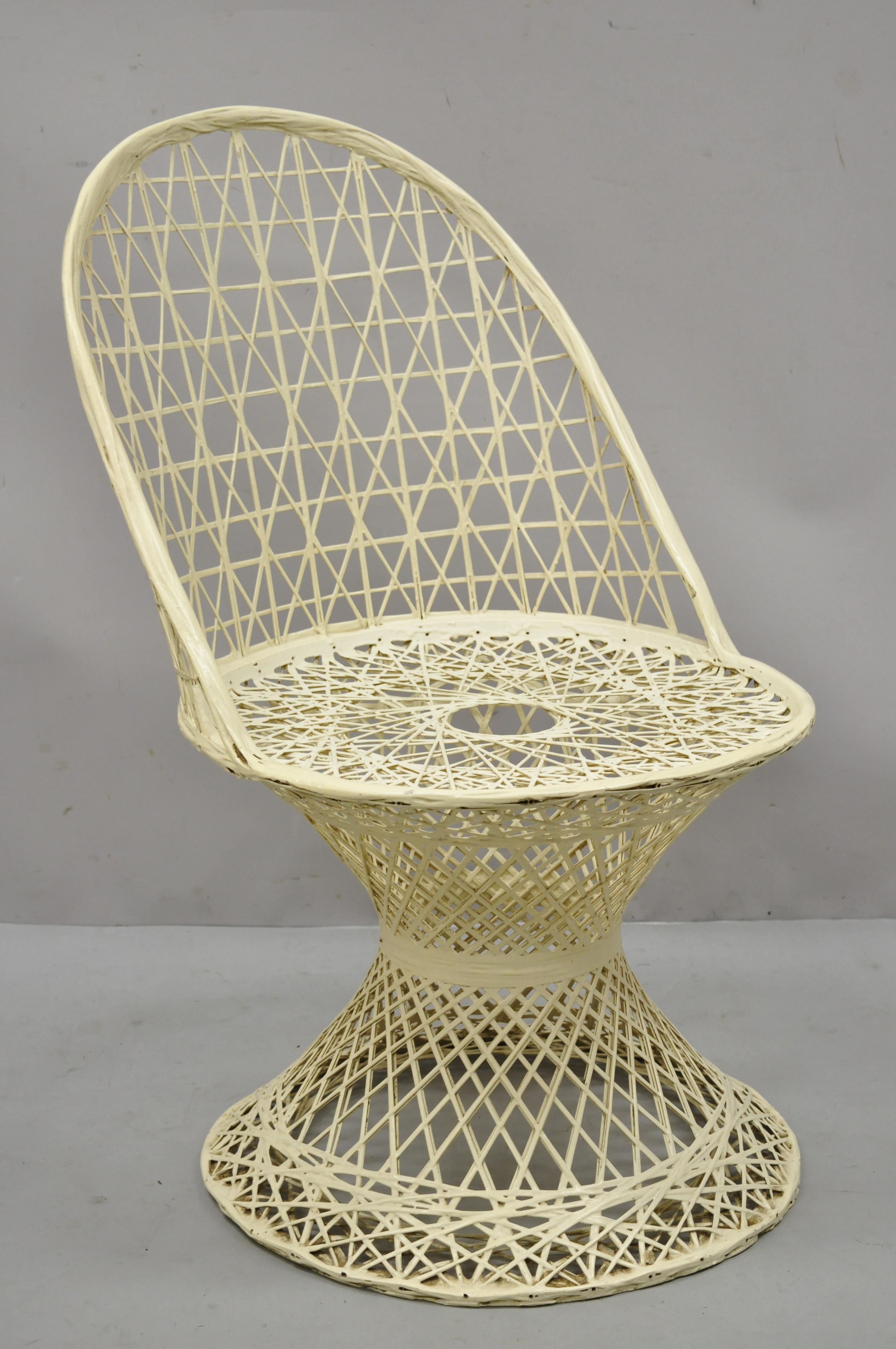 Vintage Russell Woodard woven spun fiberglass Mid-Century Modern dining side chair. Item features round pedestal base, woven spun fiberglass construction, very nice vintage item, great style and form. Circa mid 20th century. Measurements: 33.5