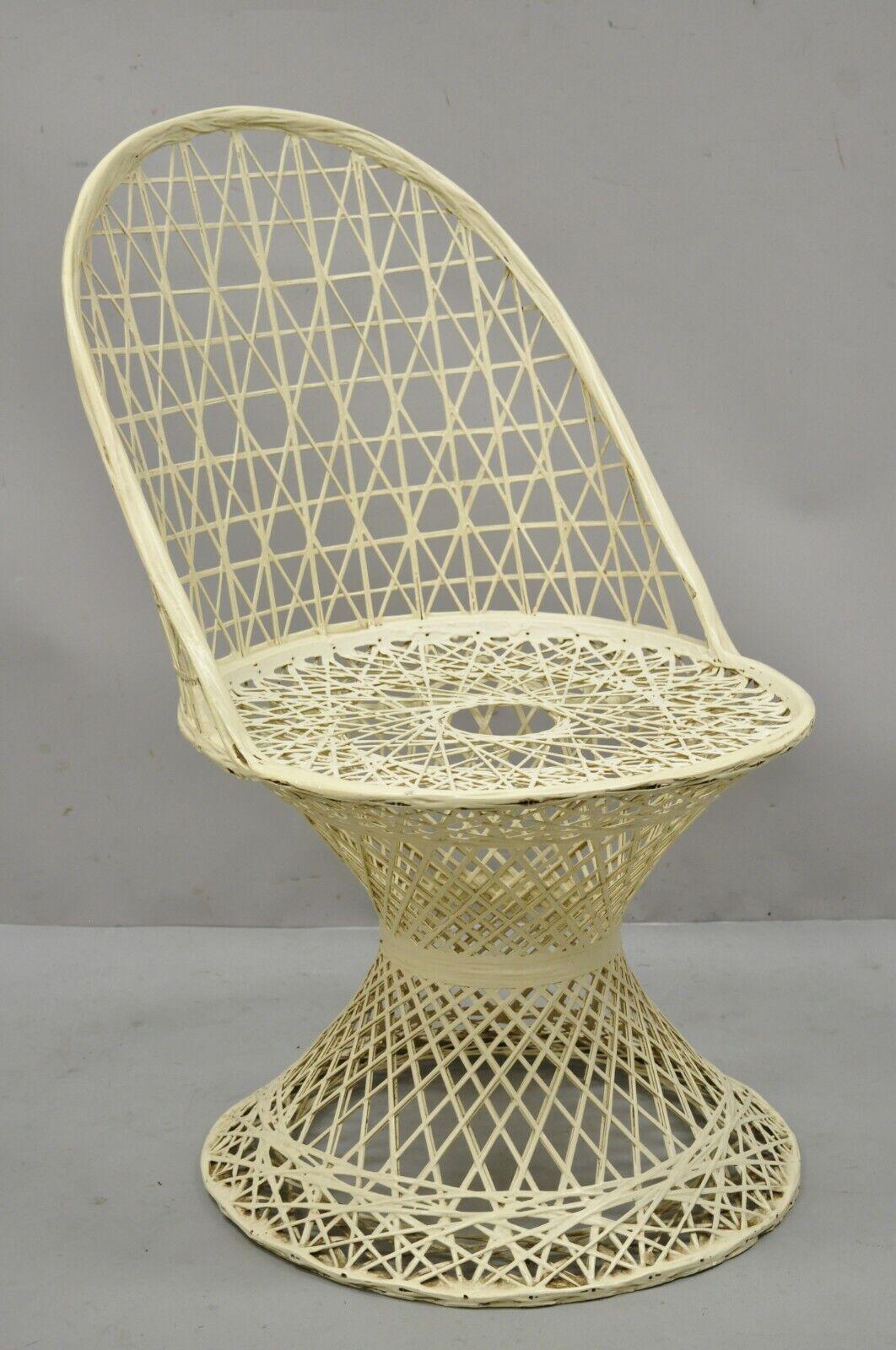 Item: Vintage Russell Woodard woven spun fiberglass Mid-Century Modern dining side chair. Item features round pedestal base, woven spun fiberglass construction, very nice vintage item, great style and form. Circa mid-20th century. Measurements: