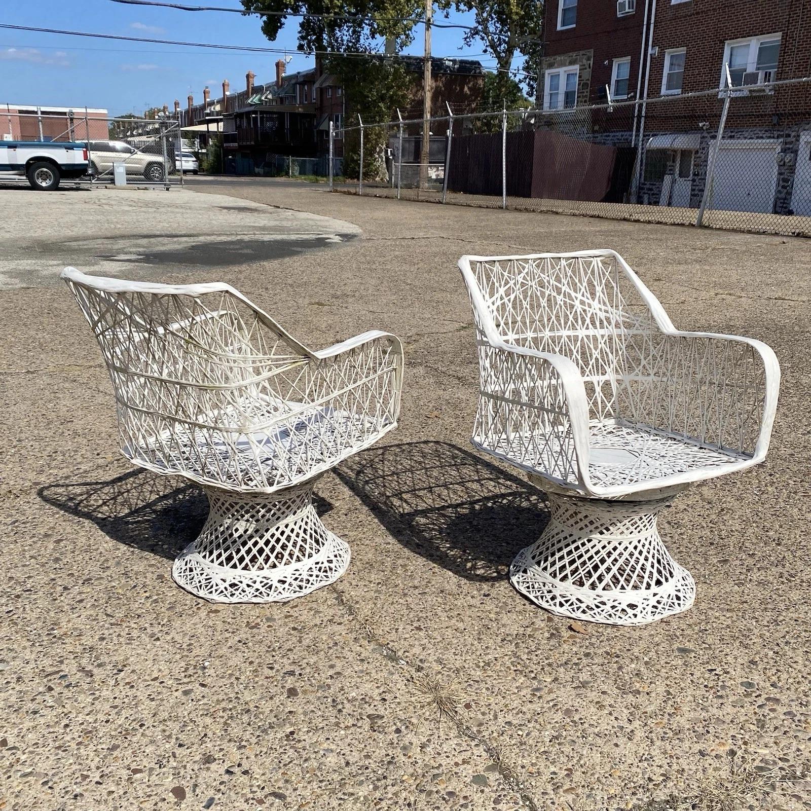 Sedie da esterno girevoli e inclinabili in fibra di vetro intrecciata Russell Woodard - Coppia in vendita 4