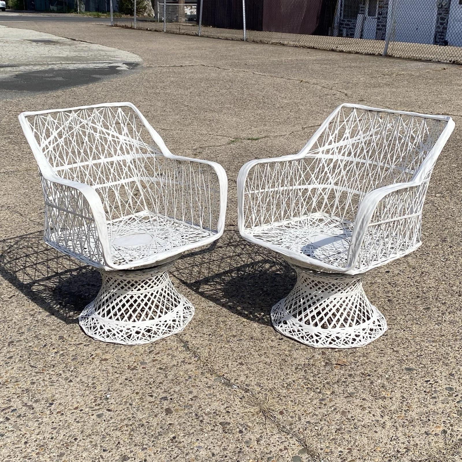 Sedie da esterno girevoli e inclinabili in fibra di vetro intrecciata Russell Woodard - Coppia in vendita 6