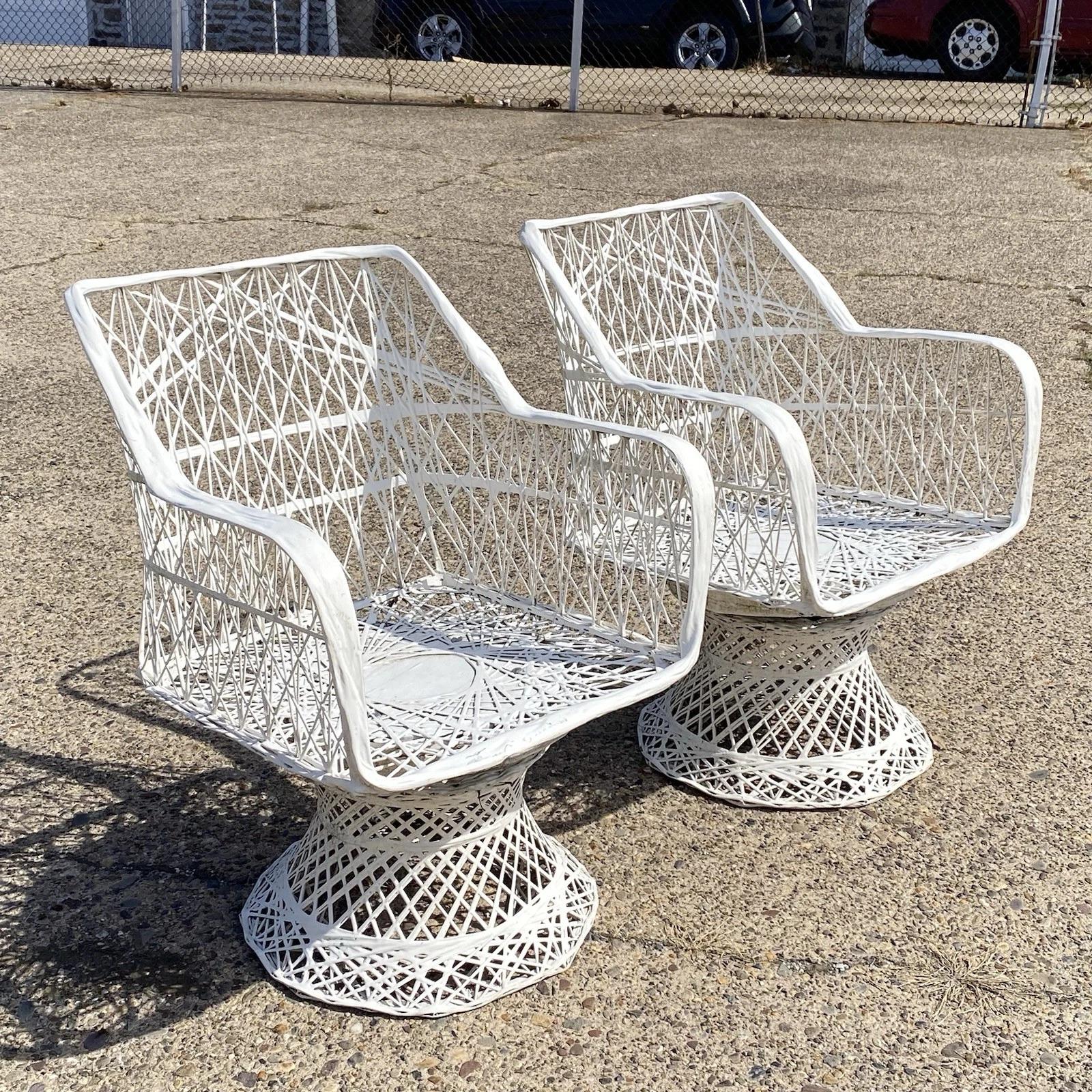 Inviaci un messaggio con il tuo codice postale per richiedere un preventivo per la spedizione negli Stati Uniti.

Poltrone girevoli e inclinabili in fibra di vetro intrecciata di Russell Woodard del Mid Century Modern Outdoor - una coppia. Circa