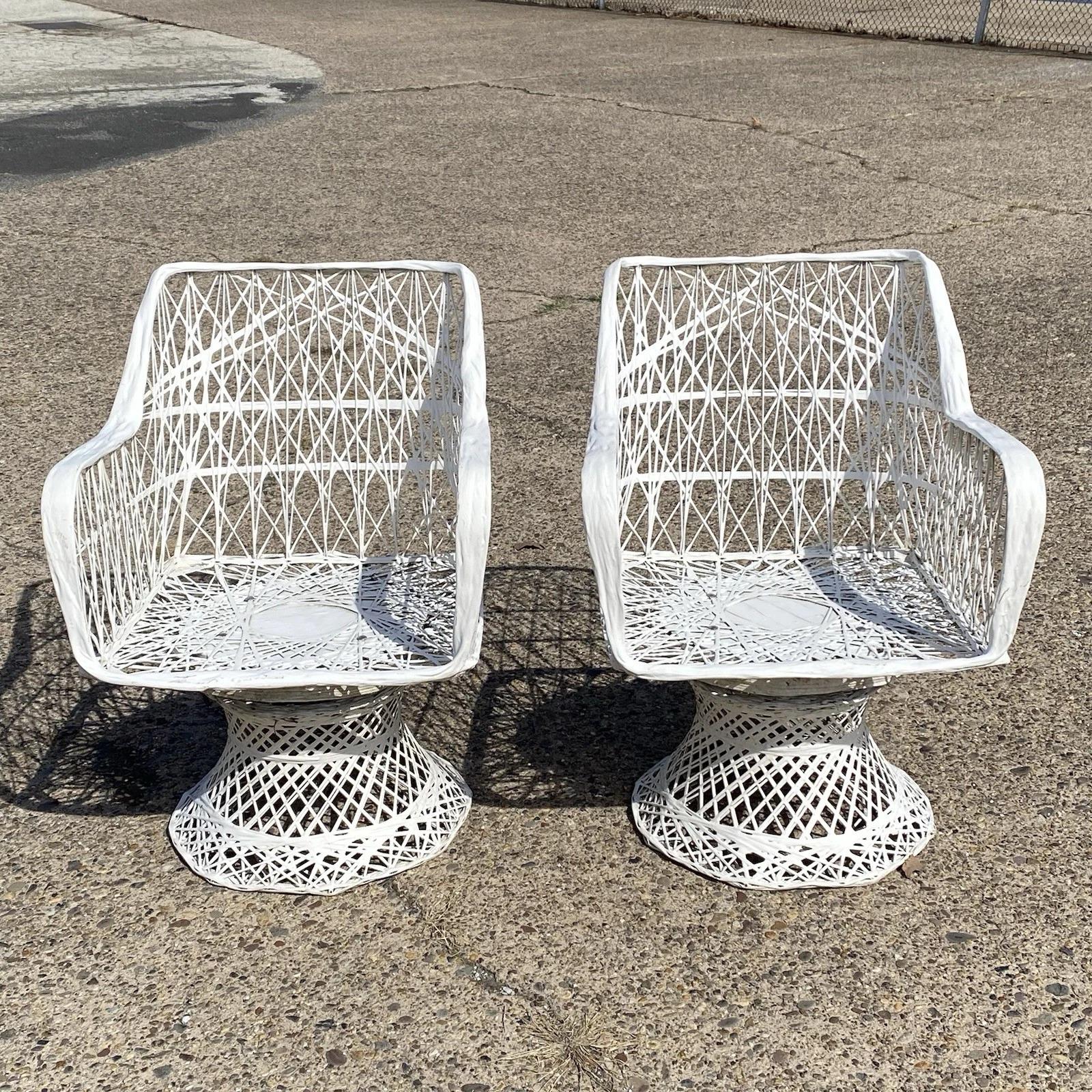 Mid-Century moderno Sedie da esterno girevoli e inclinabili in fibra di vetro intrecciata Russell Woodard - Coppia in vendita