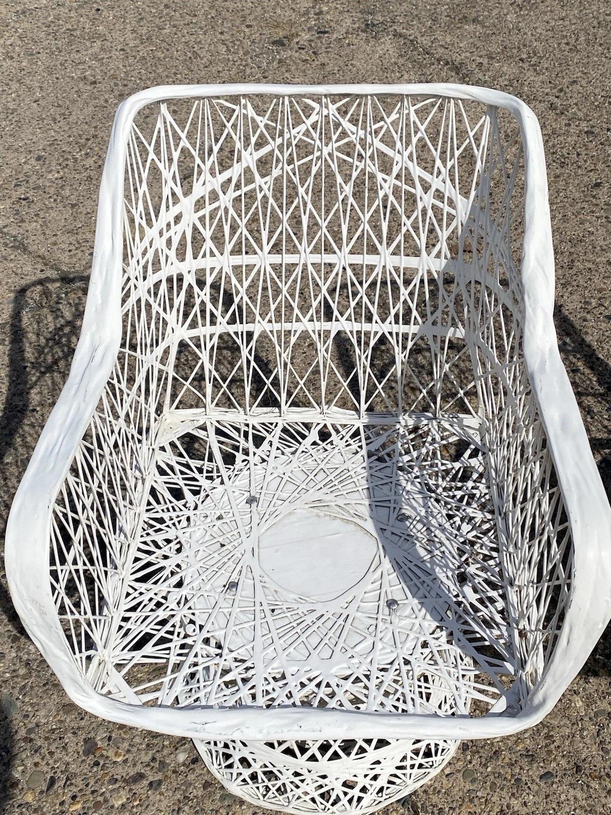 Sedie da esterno girevoli e inclinabili in fibra di vetro intrecciata Russell Woodard - Coppia In condizioni buone in vendita a Philadelphia, PA