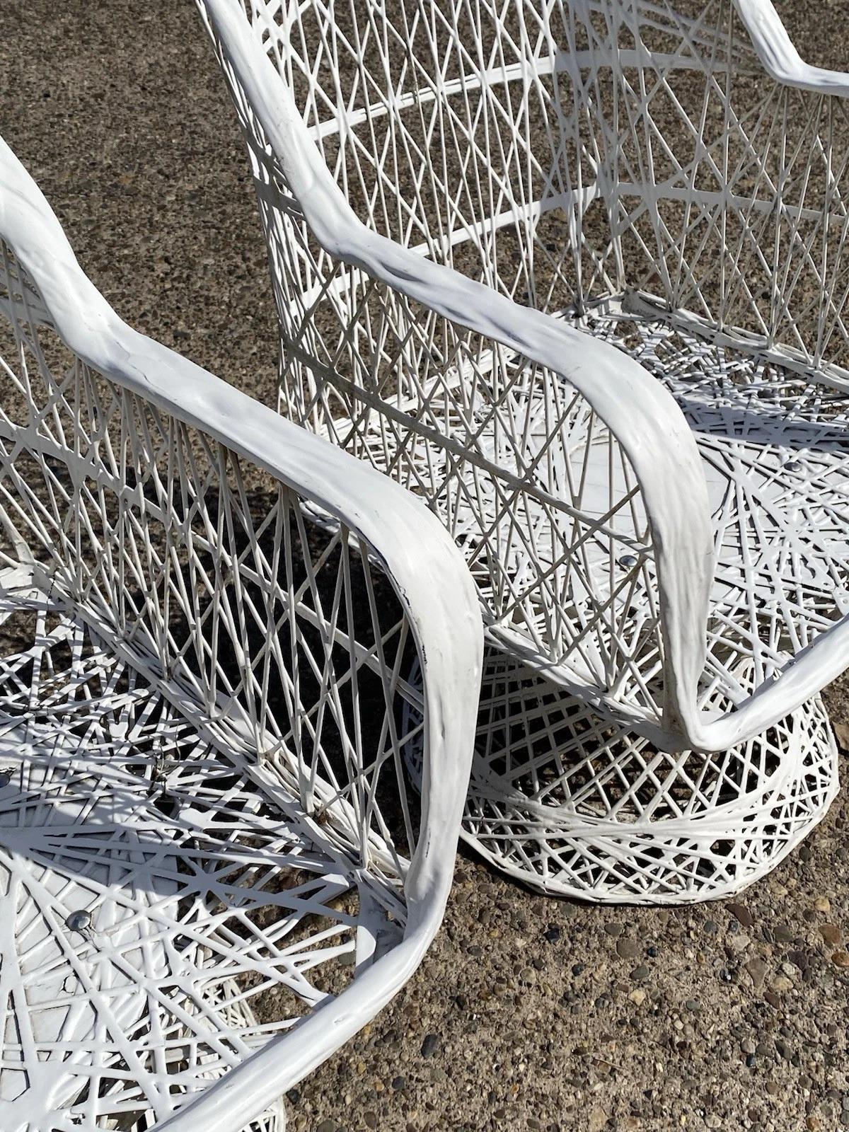 XX secolo Sedie da esterno girevoli e inclinabili in fibra di vetro intrecciata Russell Woodard - Coppia in vendita