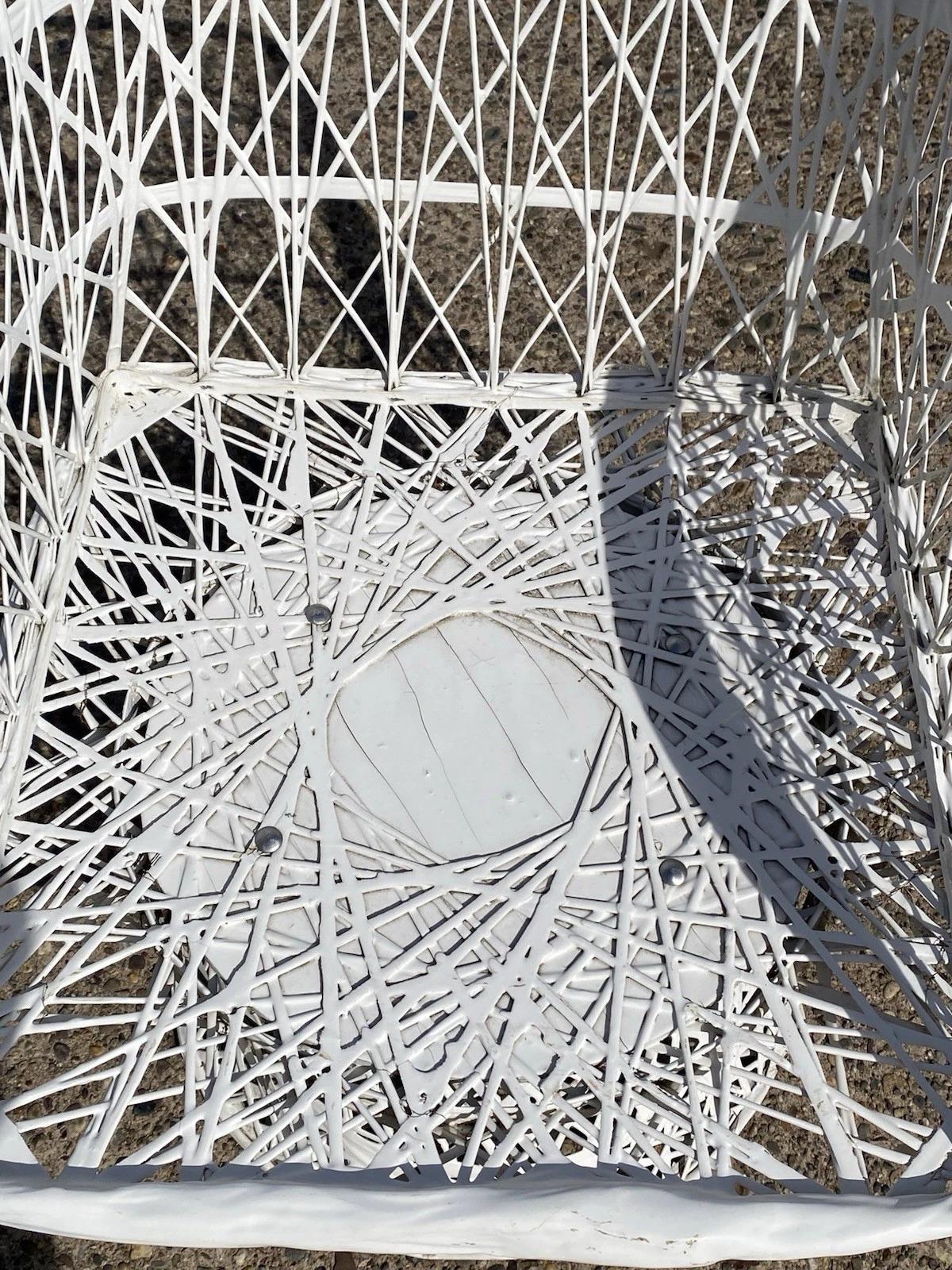 Vetroresina Sedie da esterno girevoli e inclinabili in fibra di vetro intrecciata Russell Woodard - Coppia in vendita