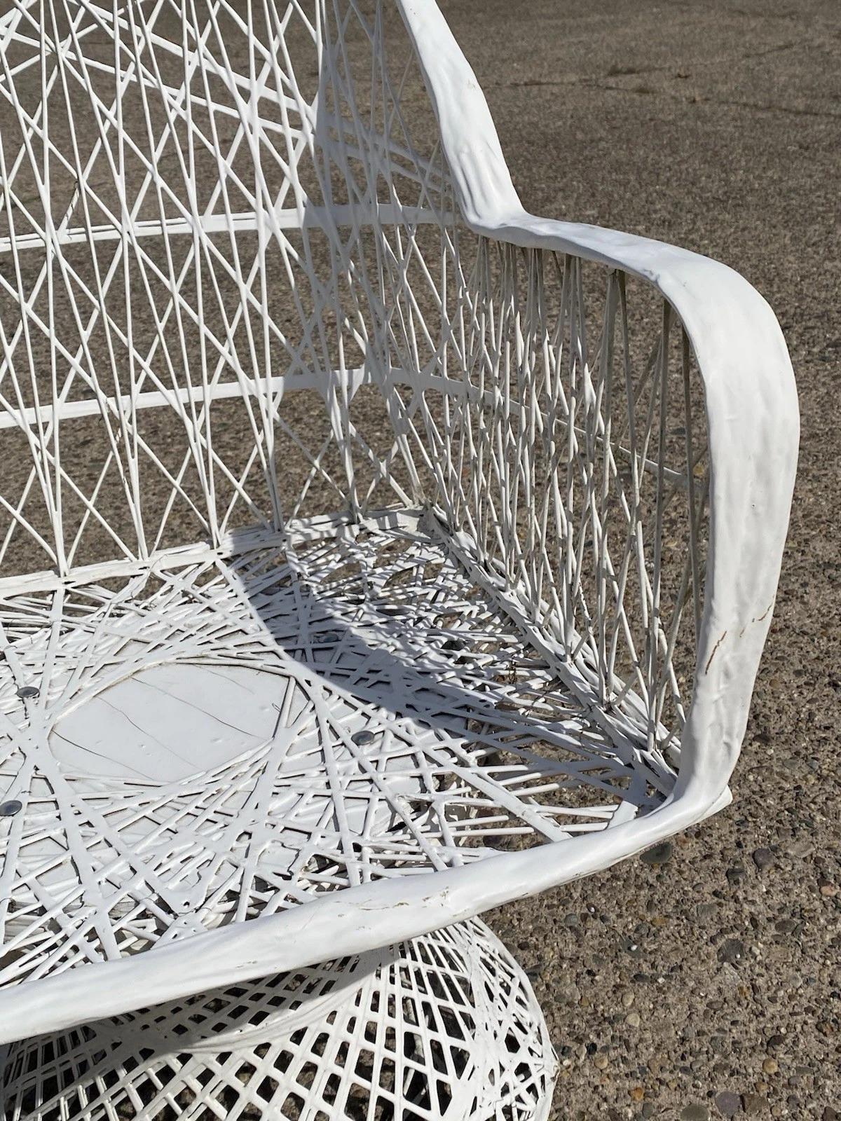 Sedie da esterno girevoli e inclinabili in fibra di vetro intrecciata Russell Woodard - Coppia in vendita 1