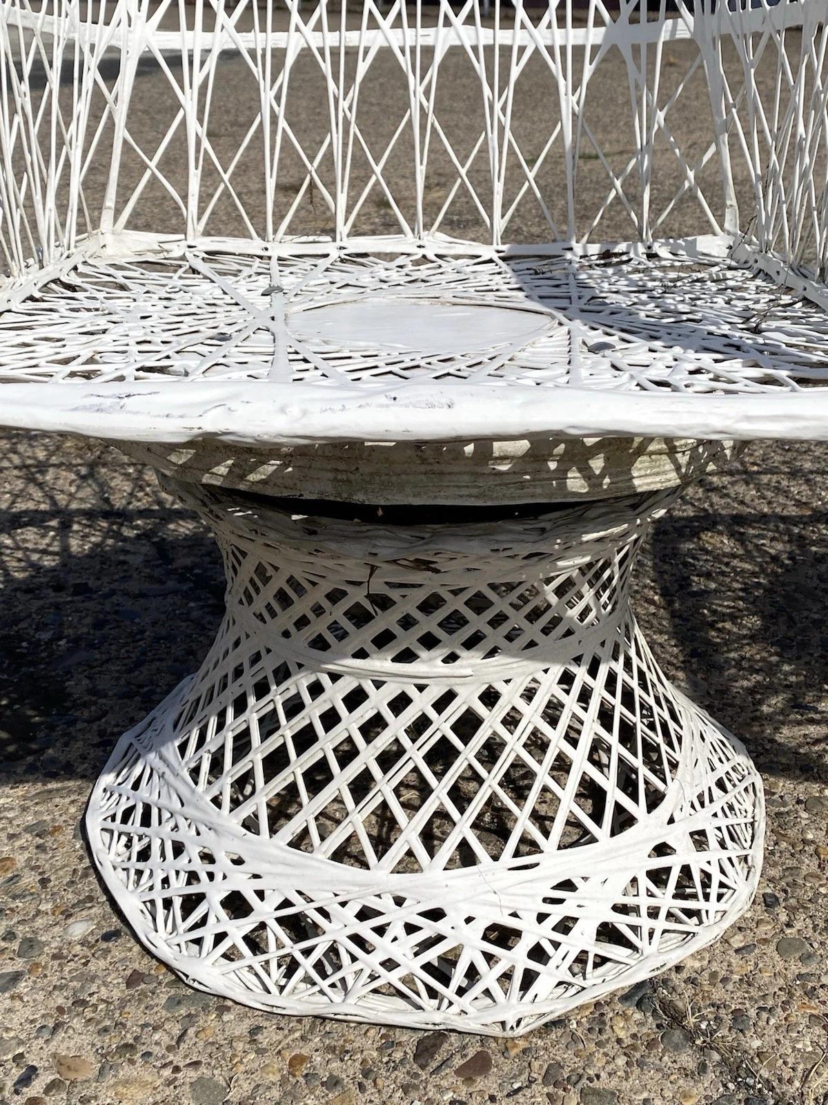 Sedie da esterno girevoli e inclinabili in fibra di vetro intrecciata Russell Woodard - Coppia in vendita 2