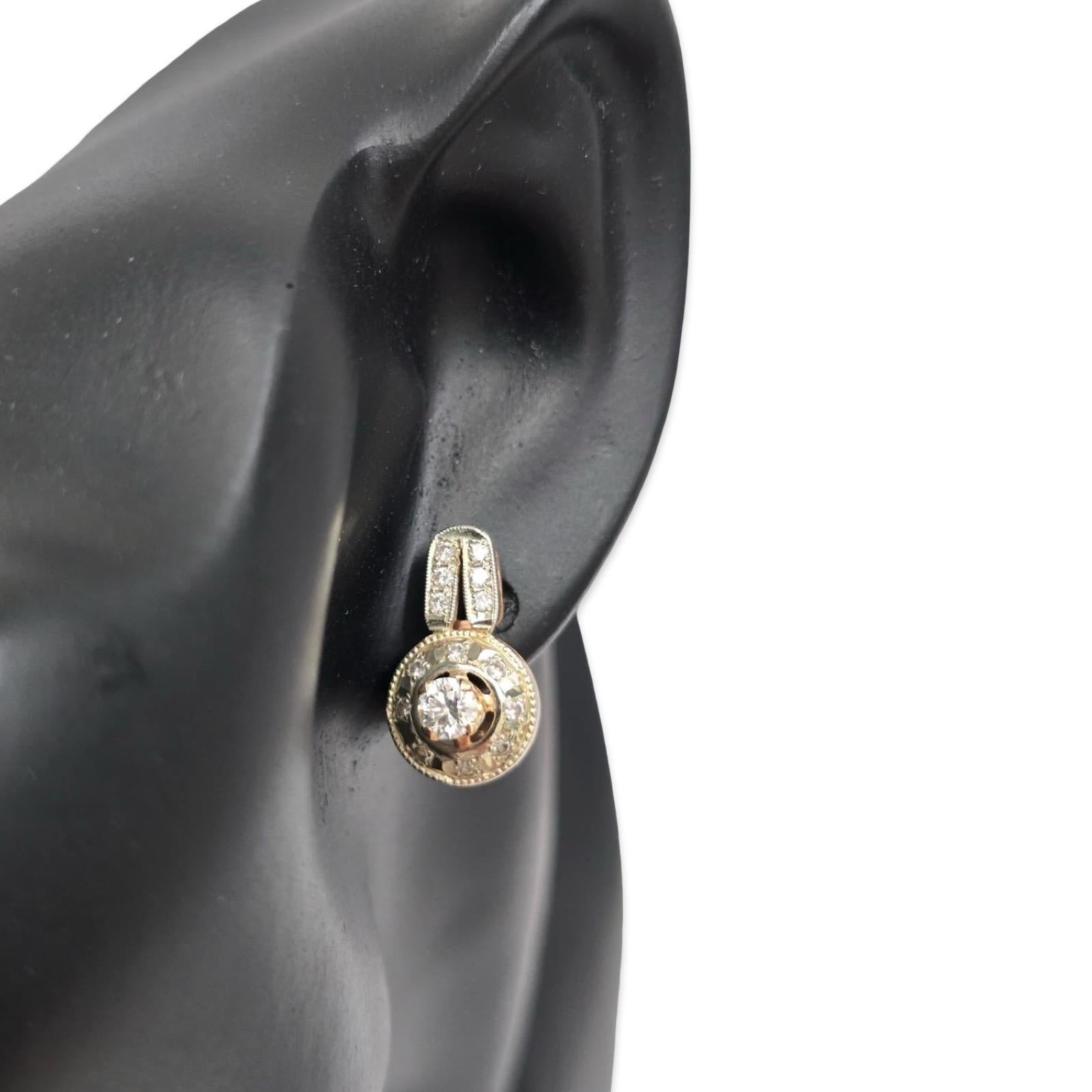 Eleganti orecchini a goccia con diamanti vintage realizzati in oro massiccio 14 carati con marchi di controllo russi, con raffinati dettagli in milgrain e un'artigianalità europea senza tempo. Ogni orecchino ha al centro un diamante brillante di