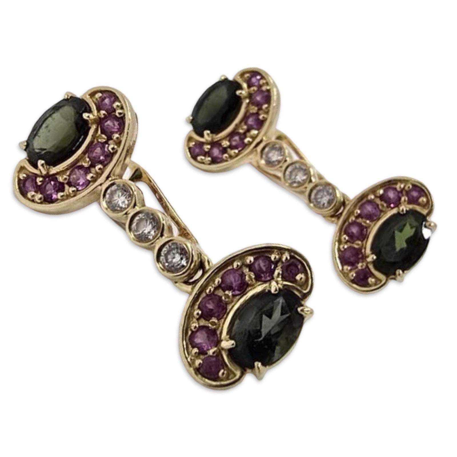 Elegante Ohrringe aus 14-karätigem Gold, russische Punzierung, mit natürlichen grünen und rosafarbenen Turmalinen, die von Diamanten mit hoher Reinheit akzentuiert werden. Das Design mit den gegliederten, baumelnden Tropfen am Fuß sorgt für schöne