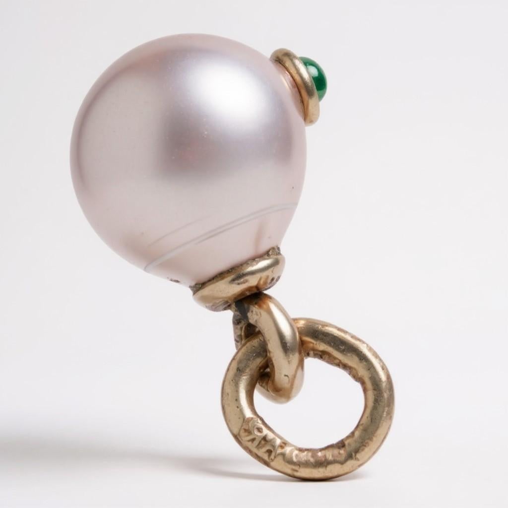 Collier pendentif œuf russe vintage en or 14 carats, perles et émeraudes Bon état - En vente à New York, NY