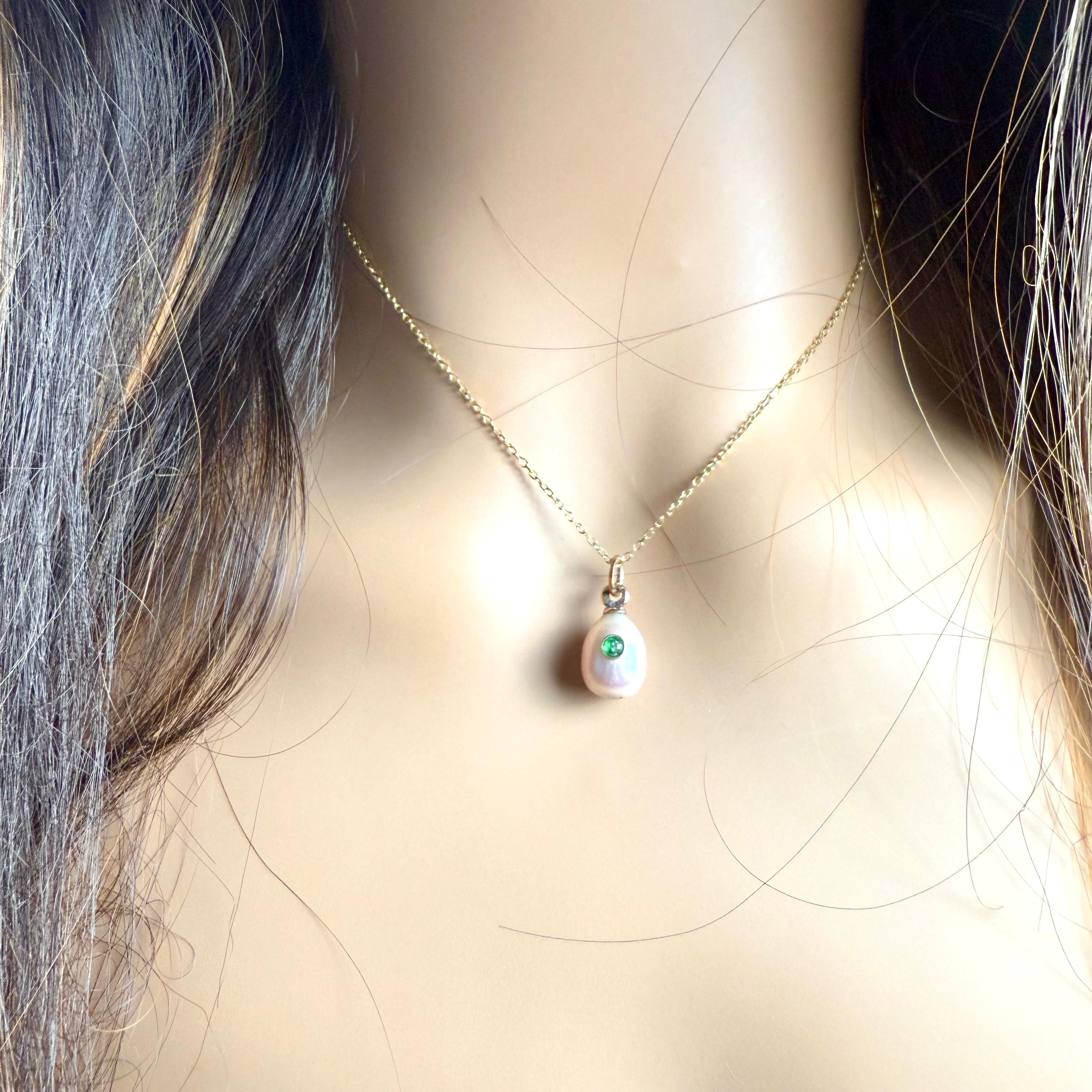 Vintage Russian 14K Gold Pearl and Emerald Egg Pendant Necklace For Sale 3