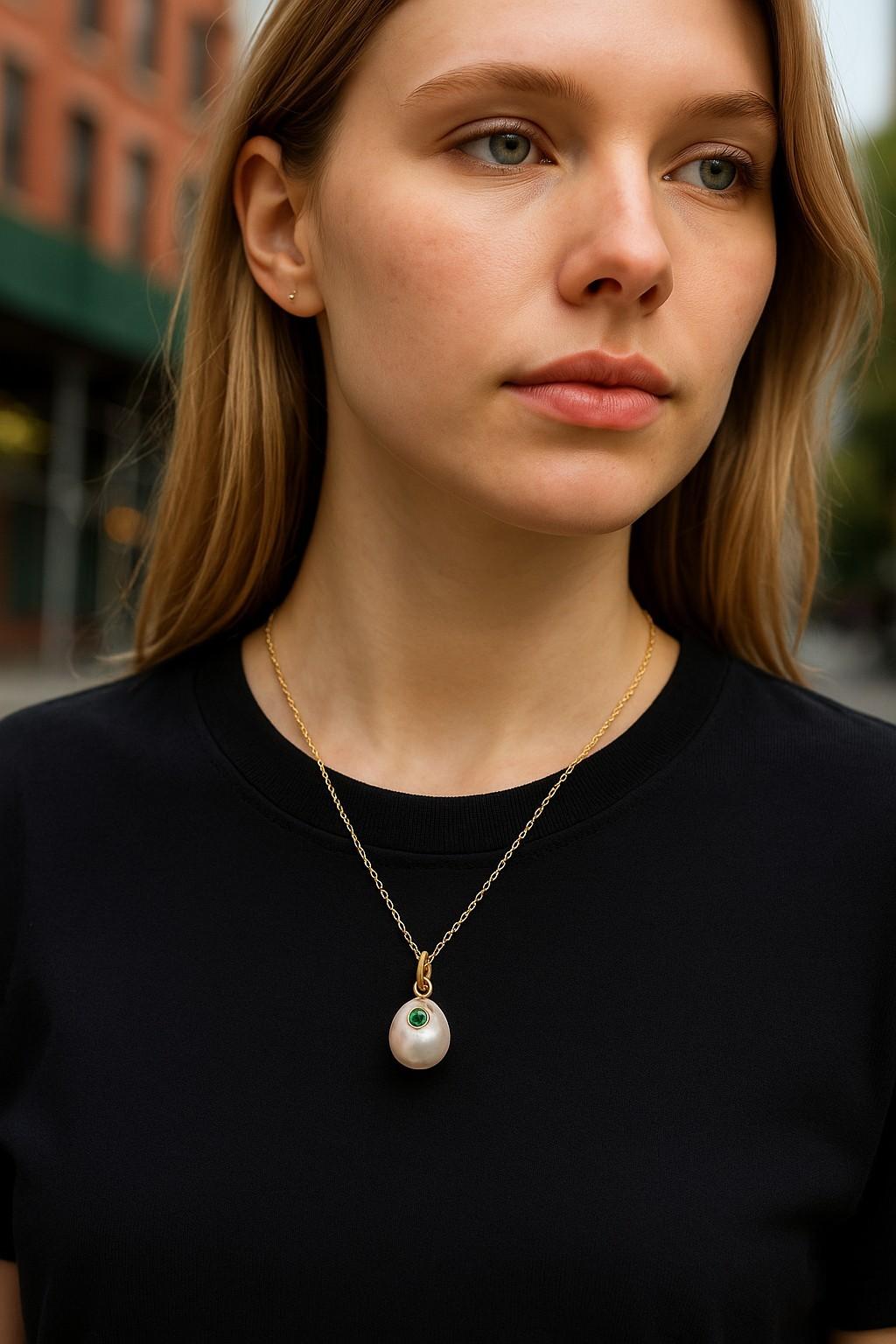 Collier pendentif œuf russe vintage en or 14 carats, perles et émeraudes en vente 2